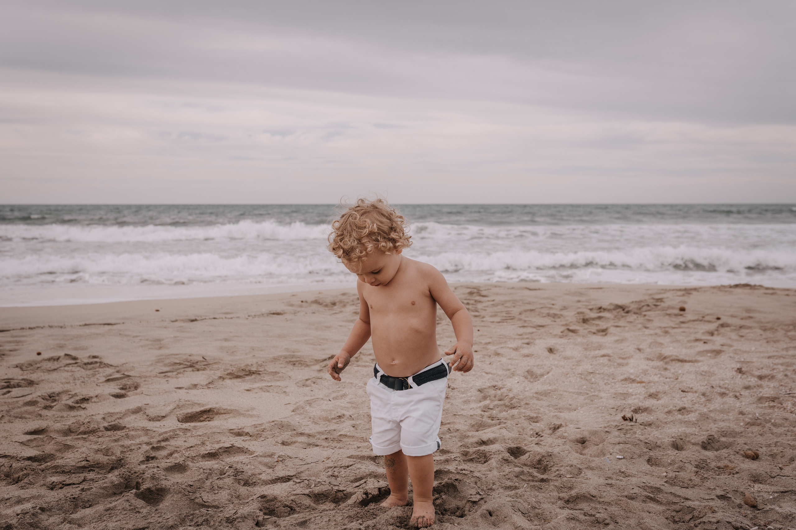DIVIRTIENDOSE EN LA PLAYA. SPLASH Fotógrafo de bodas y familias en Palma de Mallorca | Mauricio Alcibar