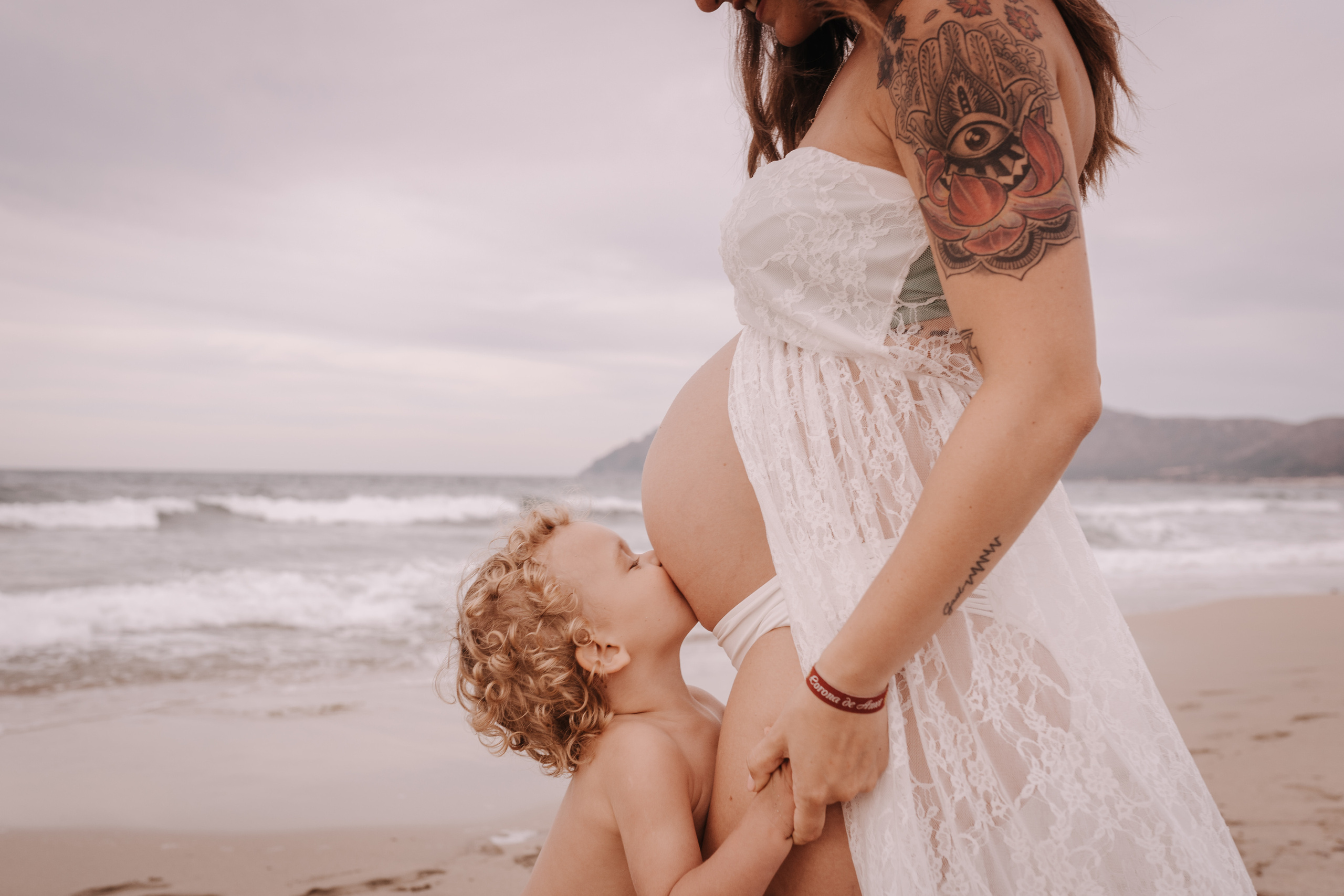 DIVIRTIENDOSE EN LA PLAYA. SPLASH Fotógrafo de bodas y familias en Palma de Mallorca | Mauricio Alcibar