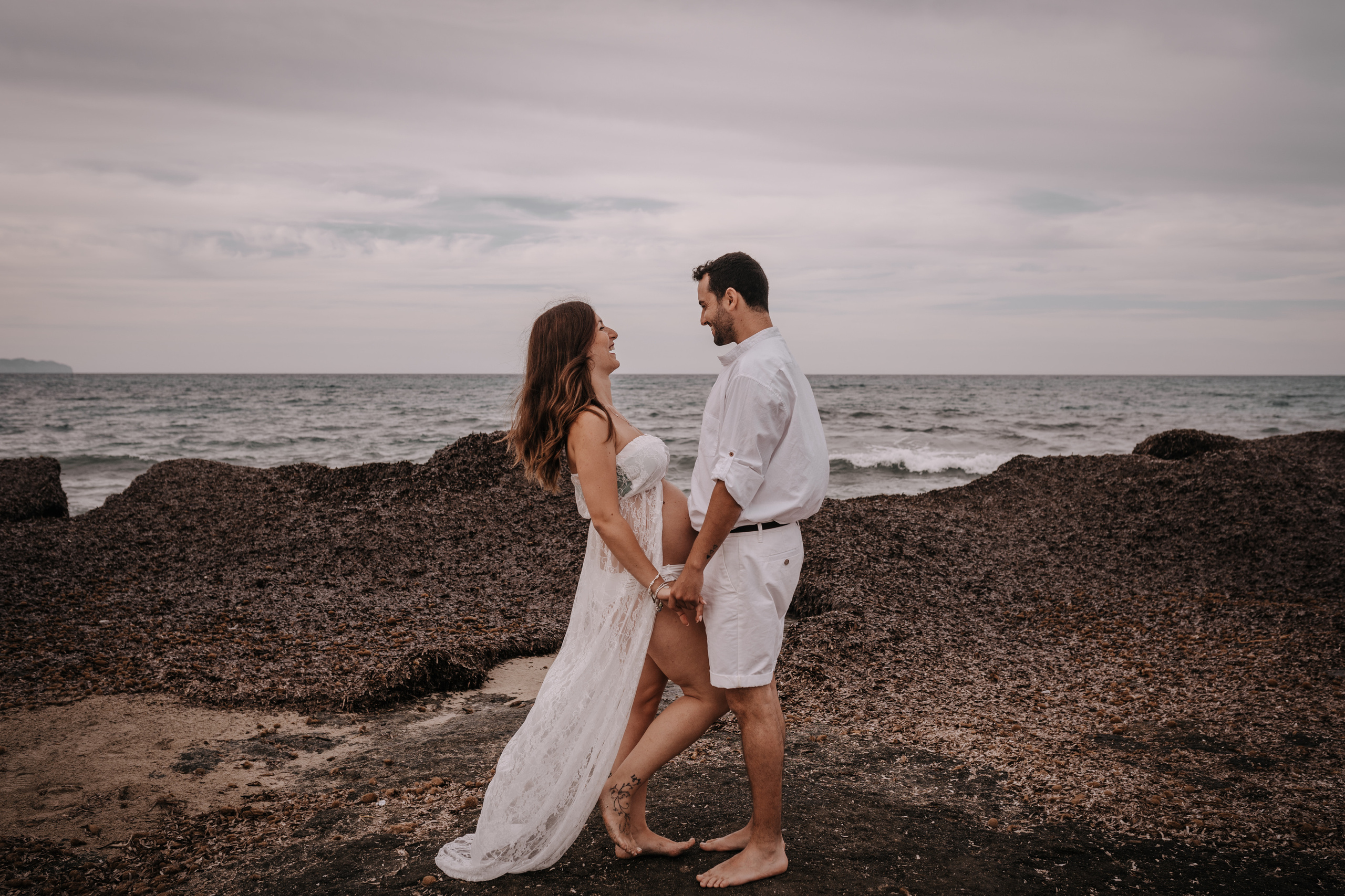 DIVIRTIENDOSE EN LA PLAYA. SPLASH Fotógrafo de bodas y familias en Palma de Mallorca | Mauricio Alcibar