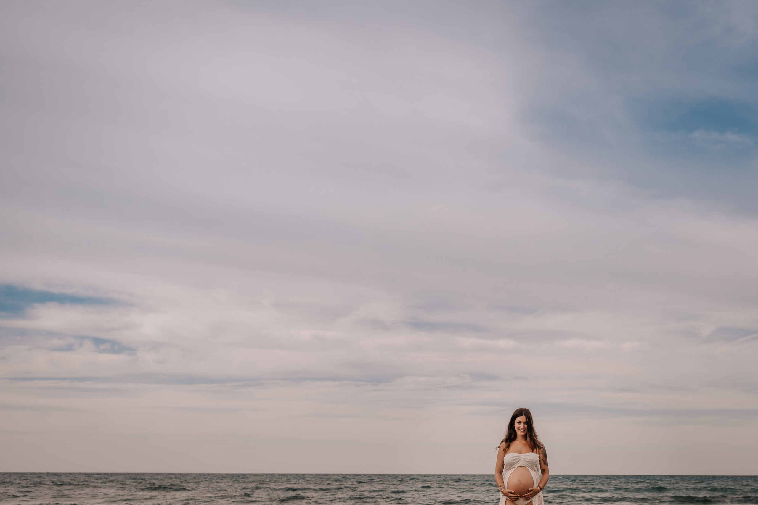 DIVIRTIENDOSE EN LA PLAYA. SPLASH Fotógrafo de bodas y familias en Palma de Mallorca | Mauricio Alcibar