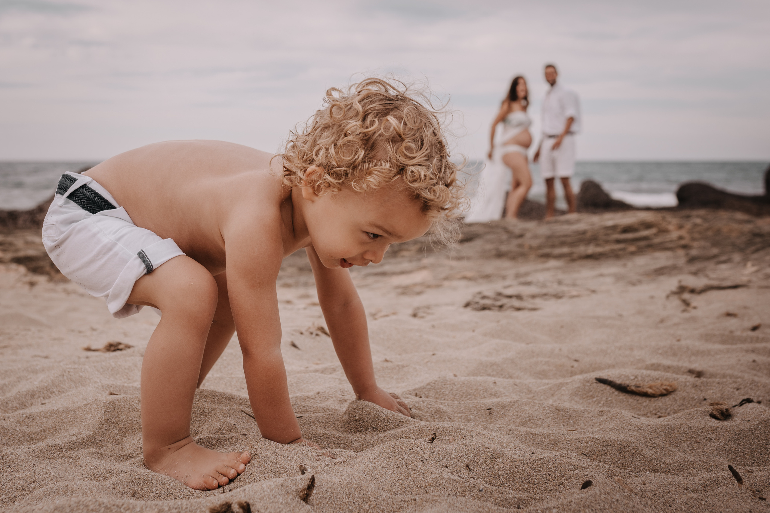 DIVIRTIENDOSE EN LA PLAYA. SPLASH Fotógrafo de bodas y familias en Palma de Mallorca | Mauricio Alcibar