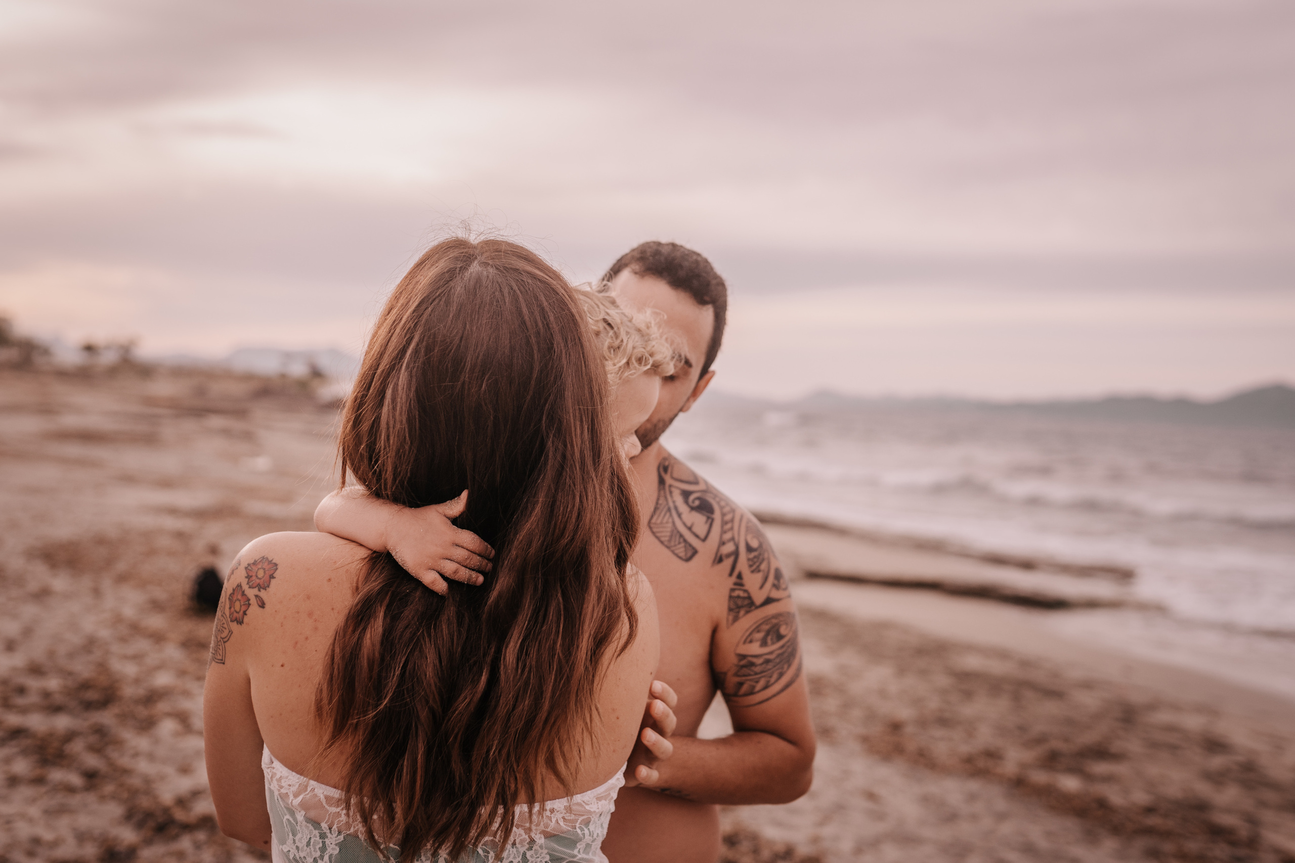 DIVIRTIENDOSE EN LA PLAYA. SPLASH Fotógrafo de bodas y familias en Palma de Mallorca | Mauricio Alcibar