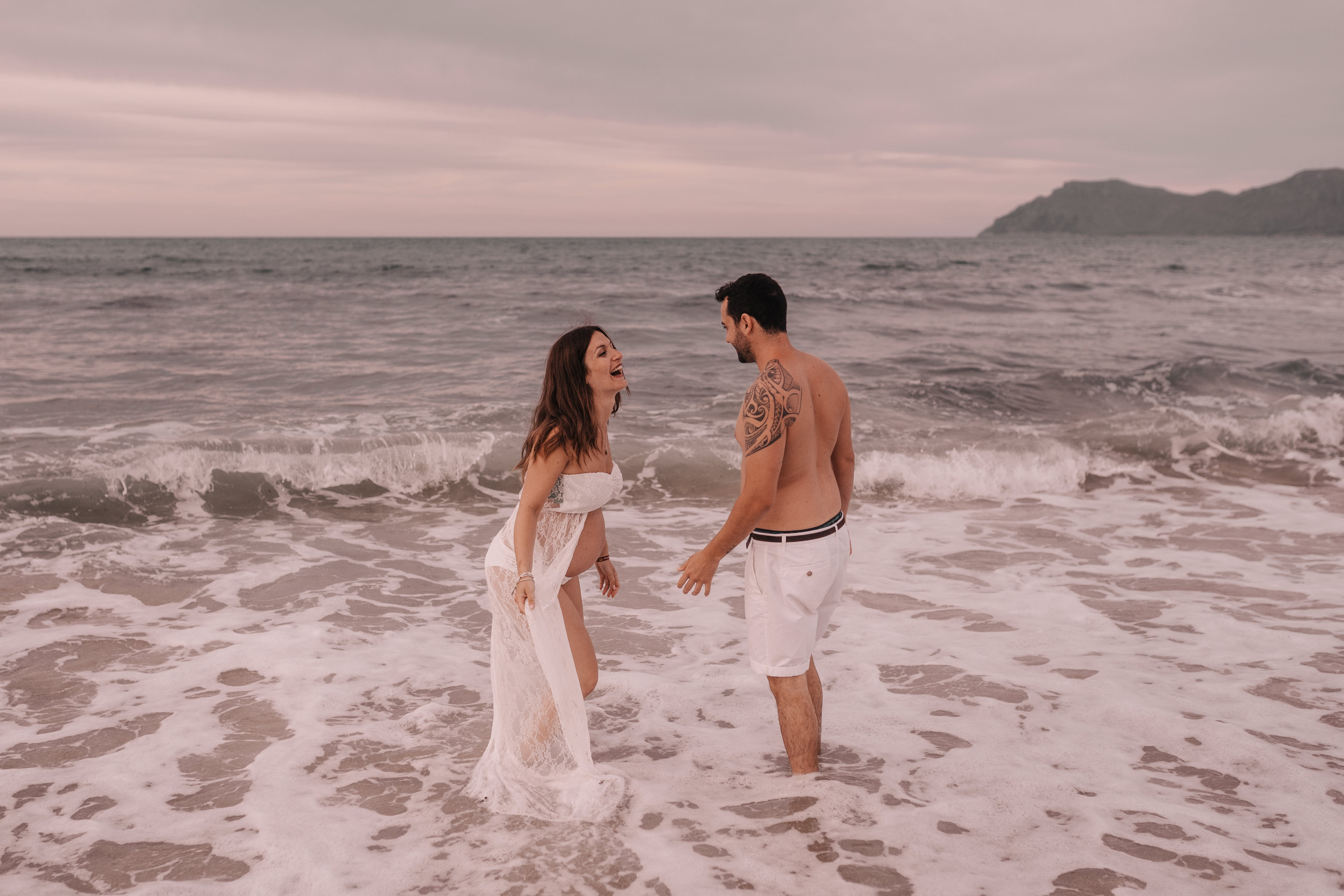 DIVIRTIENDOSE EN LA PLAYA. SPLASH Fotógrafo de bodas y familias en Palma de Mallorca | Mauricio Alcibar