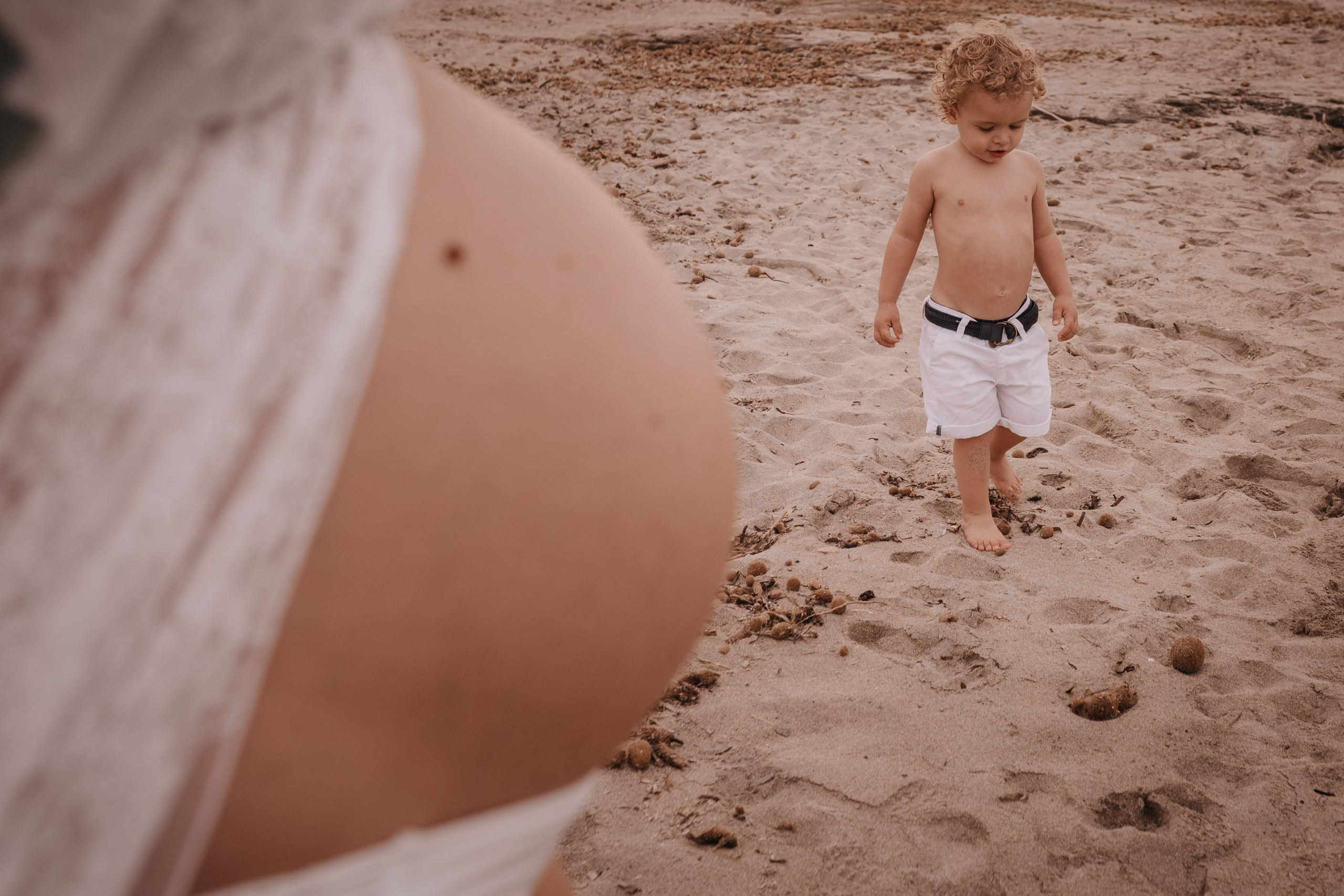 DIVIRTIENDOSE EN LA PLAYA. SPLASH Fotógrafo de bodas y familias en Palma de Mallorca | Mauricio Alcibar