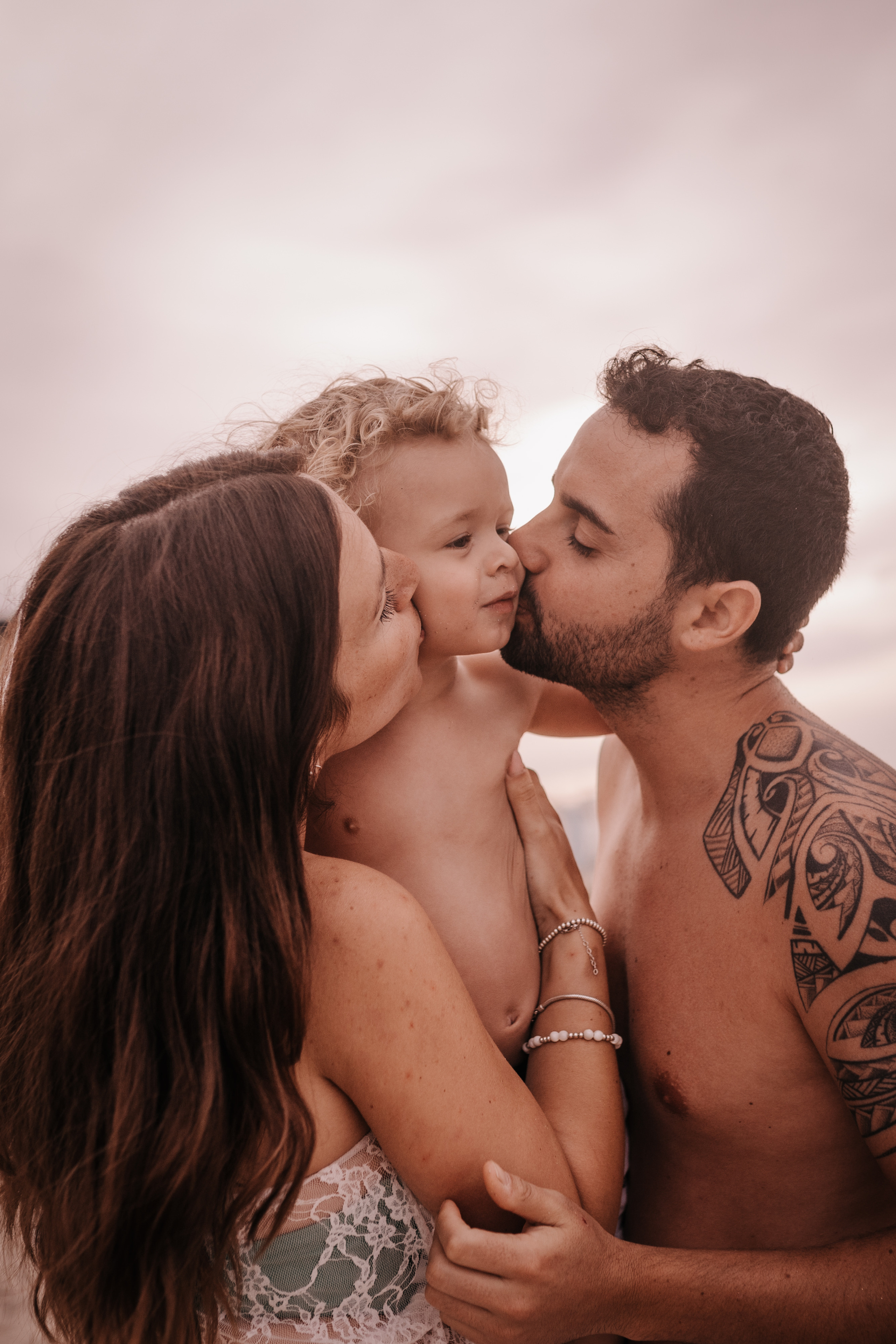 DIVIRTIENDOSE EN LA PLAYA. SPLASH Fotógrafo de bodas y familias en Palma de Mallorca | Mauricio Alcibar
