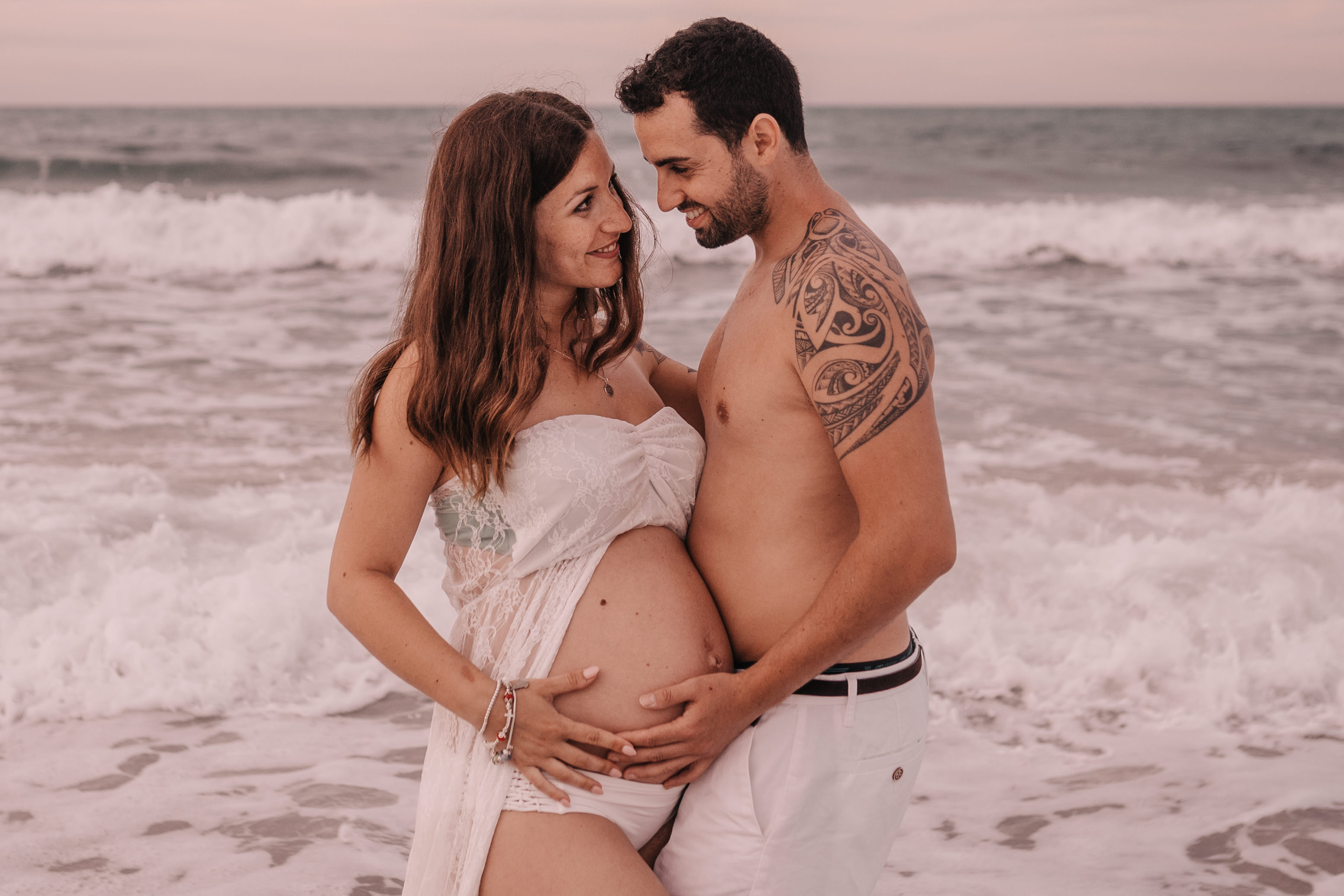 DIVIRTIENDOSE EN LA PLAYA. SPLASH Fotógrafo de bodas y familias en Palma de Mallorca | Mauricio Alcibar