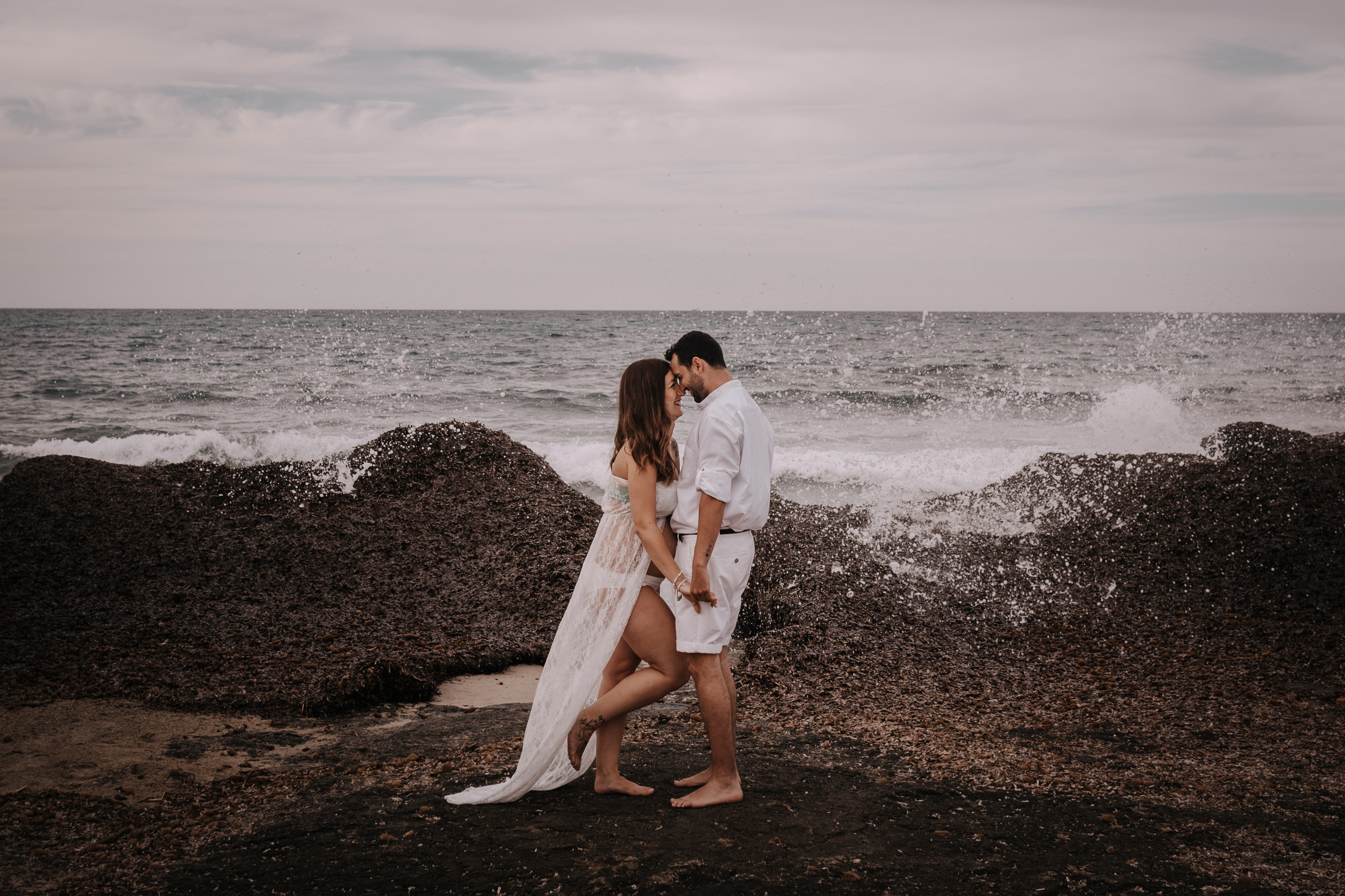 DIVIRTIENDOSE EN LA PLAYA. SPLASH Fotógrafo de bodas y familias en Palma de Mallorca | Mauricio Alcibar