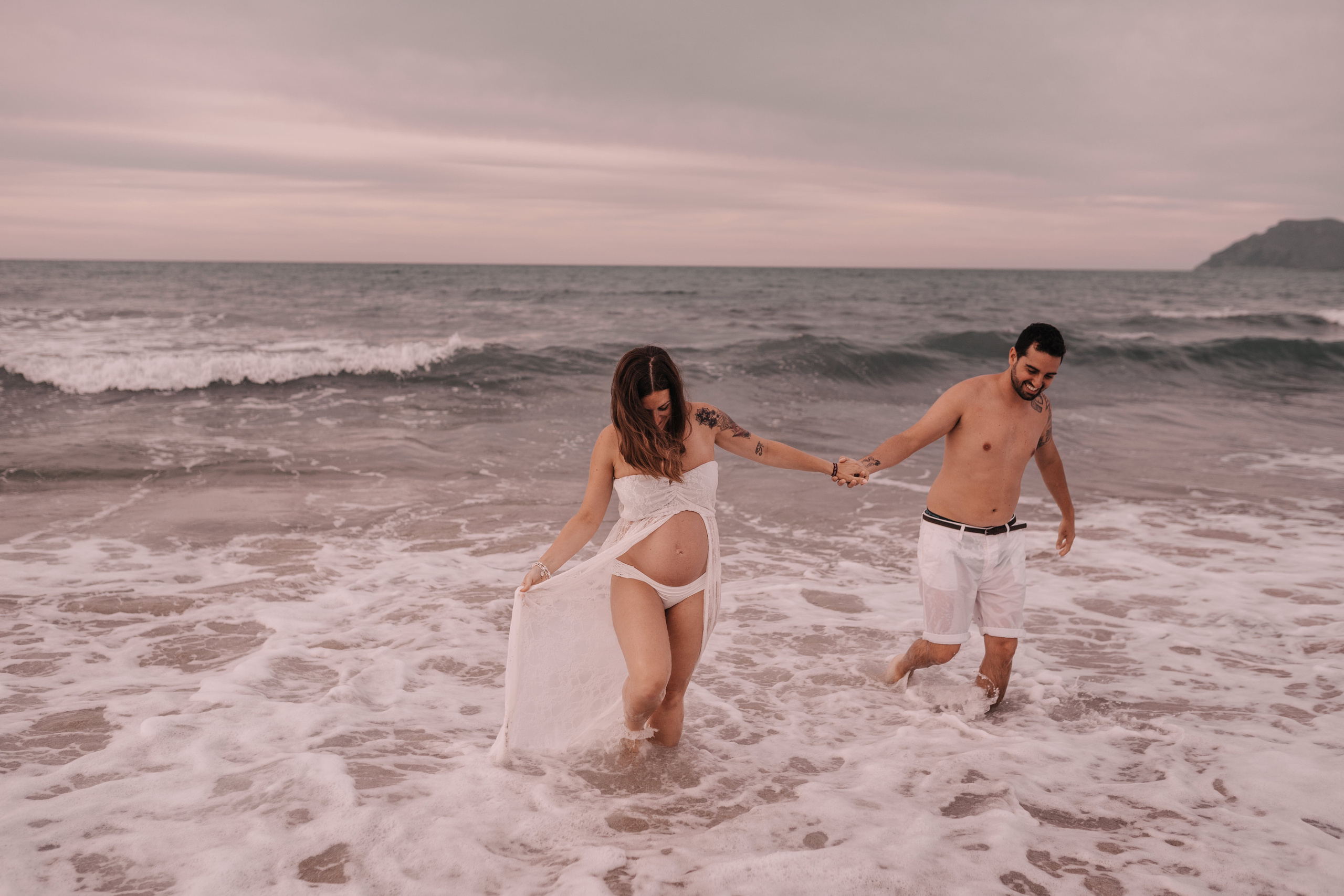 DIVIRTIENDOSE EN LA PLAYA. SPLASH Fotógrafo de bodas y familias en Palma de Mallorca | Mauricio Alcibar