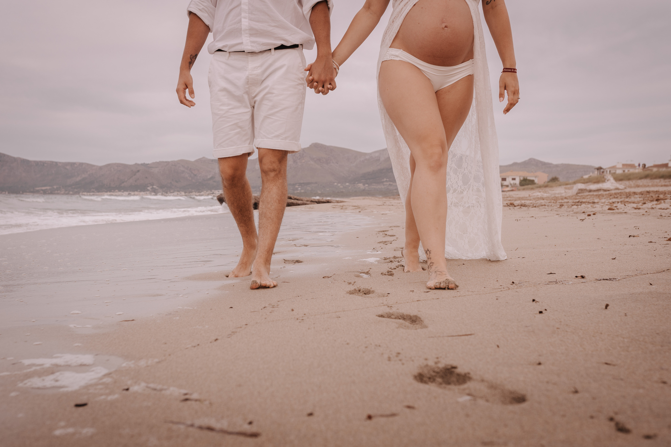 DIVIRTIENDOSE EN LA PLAYA. SPLASH Fotógrafo de bodas y familias en Palma de Mallorca | Mauricio Alcibar