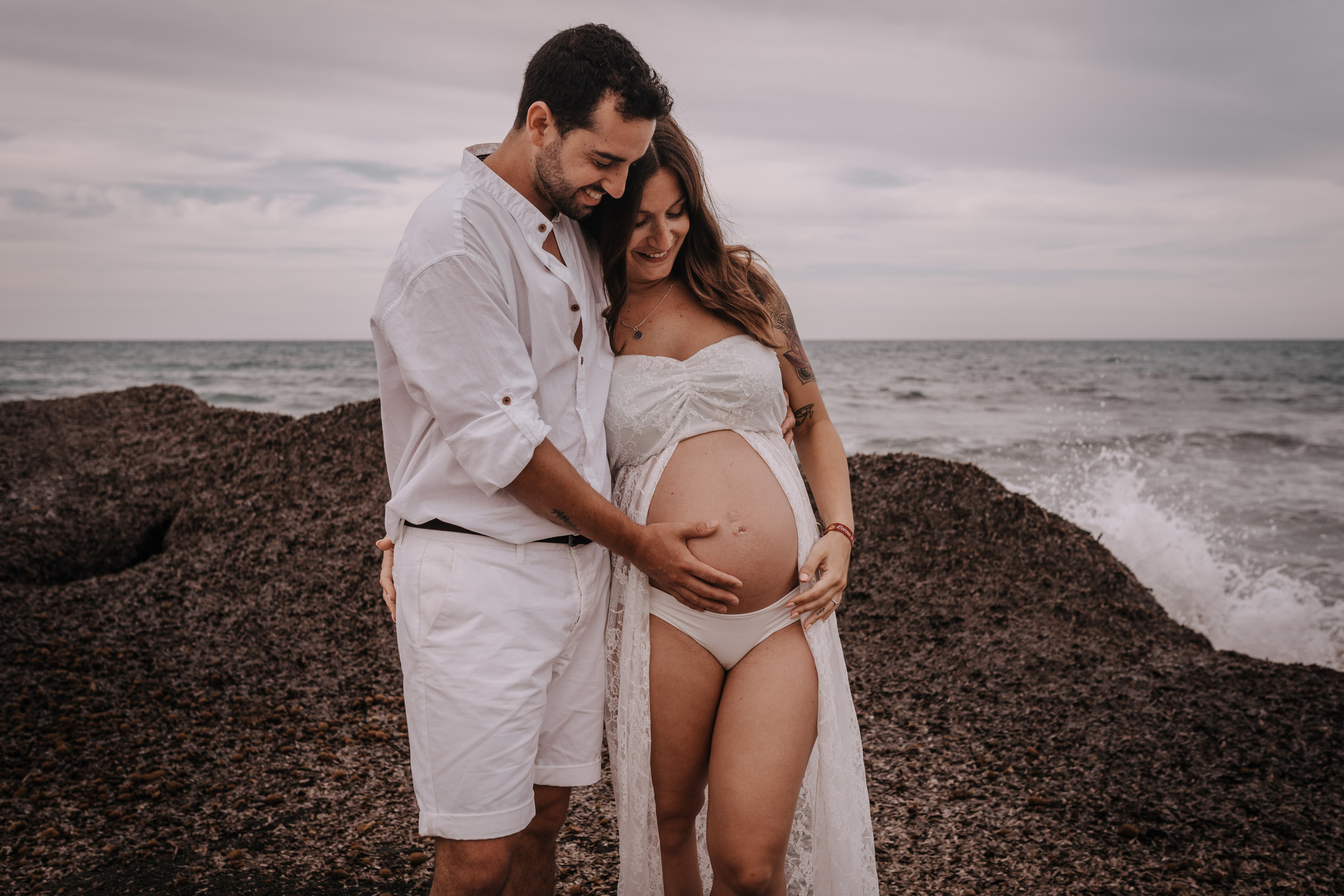 DIVIRTIENDOSE EN LA PLAYA. SPLASH Fotógrafo de bodas y familias en Palma de Mallorca | Mauricio Alcibar
