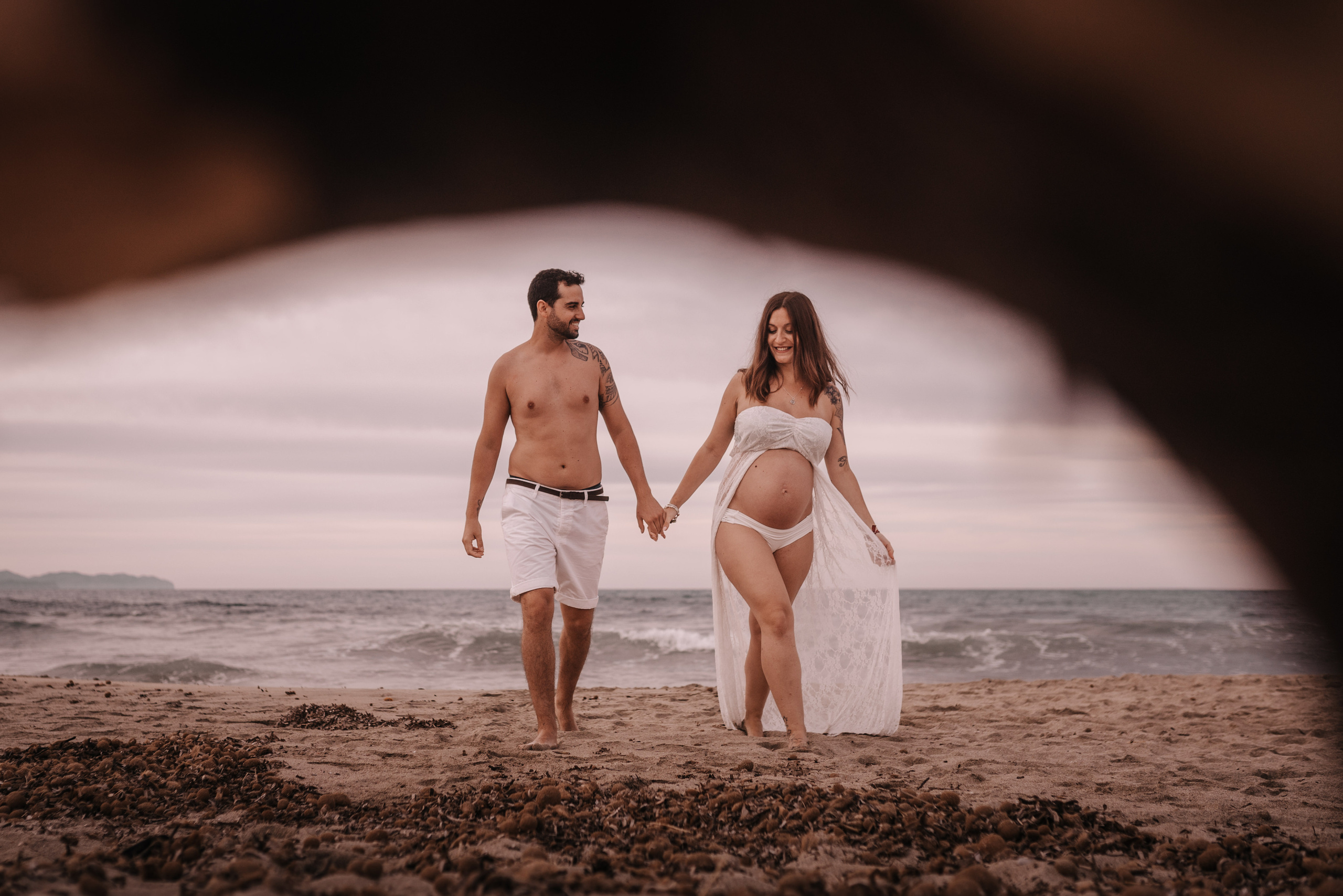 DIVIRTIENDOSE EN LA PLAYA. SPLASH Fotógrafo de bodas y familias en Palma de Mallorca | Mauricio Alcibar