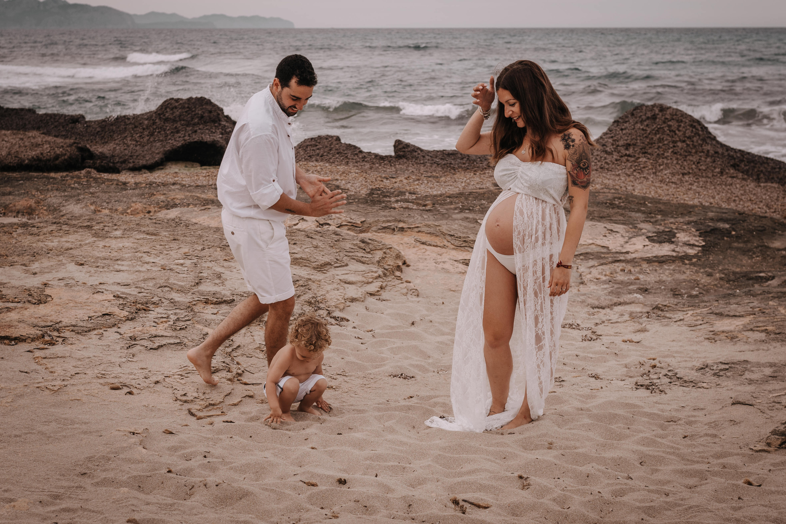 DIVIRTIENDOSE EN LA PLAYA. SPLASH Fotógrafo de bodas y familias en Palma de Mallorca | Mauricio Alcibar