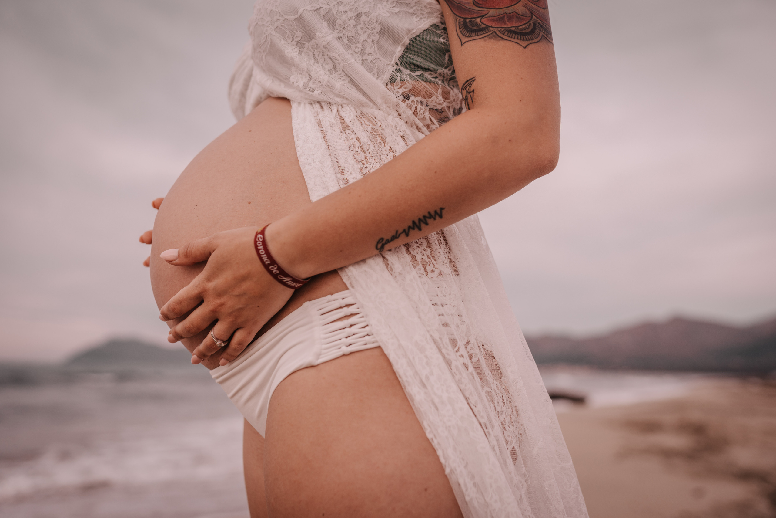 DIVIRTIENDOSE EN LA PLAYA. SPLASH Fotógrafo de bodas y familias en Palma de Mallorca | Mauricio Alcibar