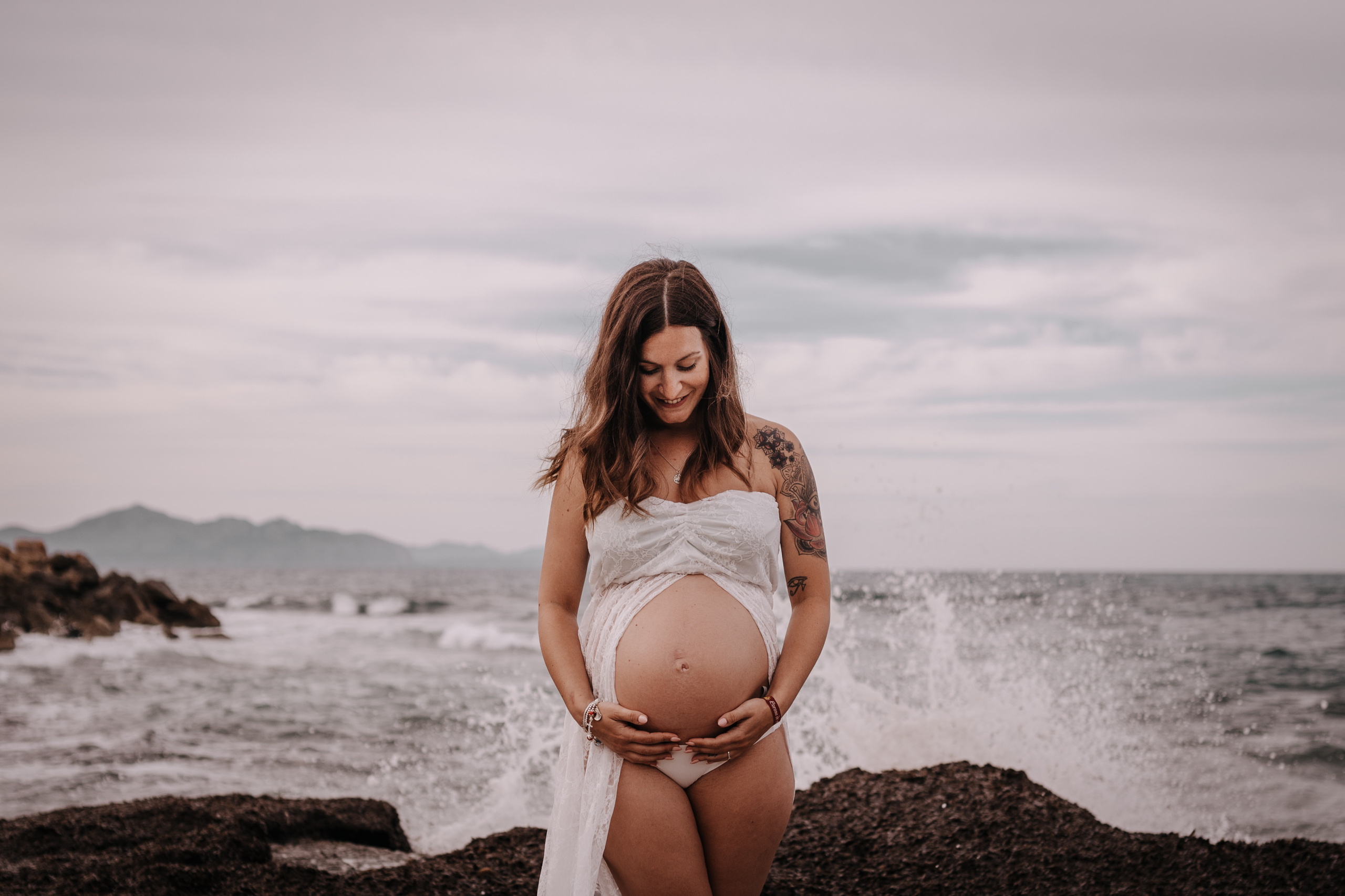 DIVIRTIENDOSE EN LA PLAYA. SPLASH Fotógrafo de bodas y familias en Palma de Mallorca | Mauricio Alcibar