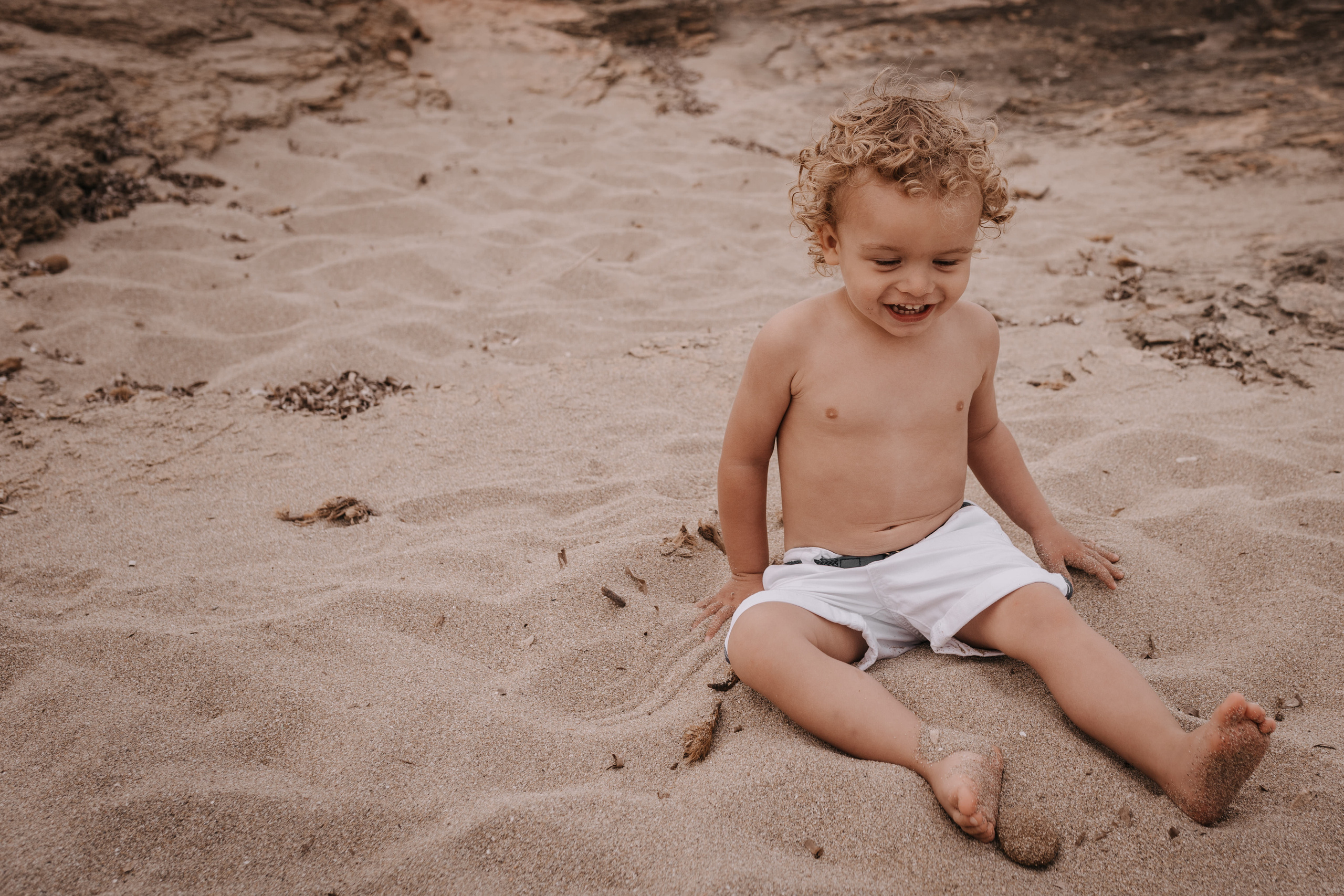 DIVIRTIENDOSE EN LA PLAYA. SPLASH Fotógrafo de bodas y familias en Palma de Mallorca | Mauricio Alcibar