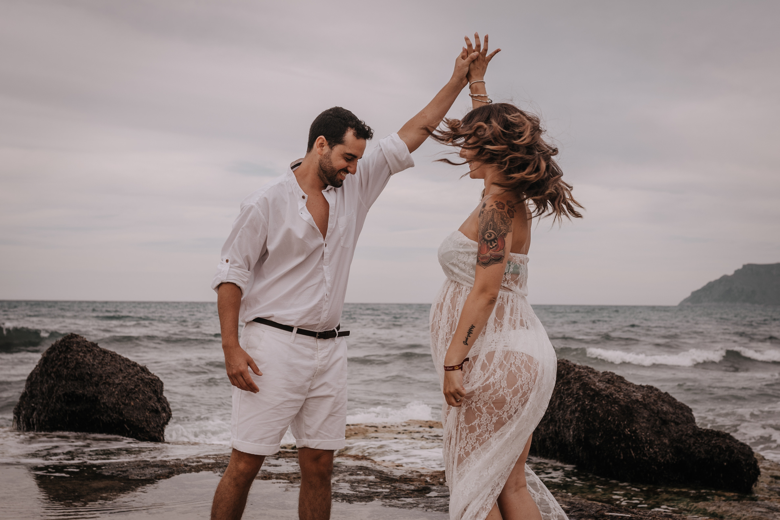 DIVIRTIENDOSE EN LA PLAYA. SPLASH Fotógrafo de bodas y familias en Palma de Mallorca | Mauricio Alcibar