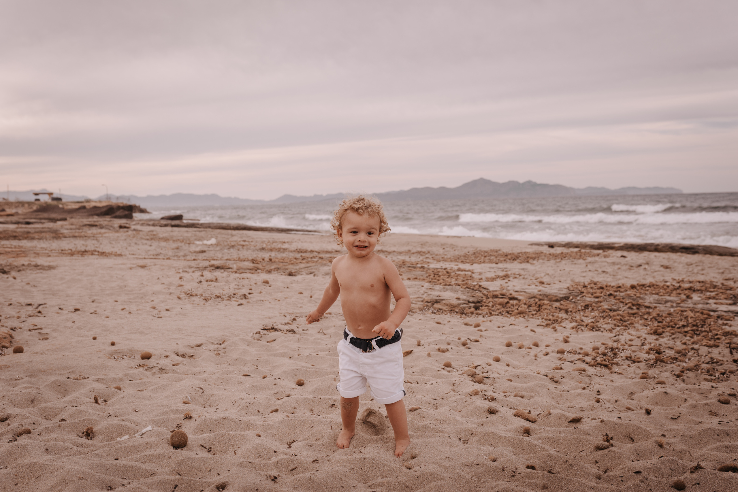 DIVIRTIENDOSE EN LA PLAYA. SPLASH Fotógrafo de bodas y familias en Palma de Mallorca | Mauricio Alcibar