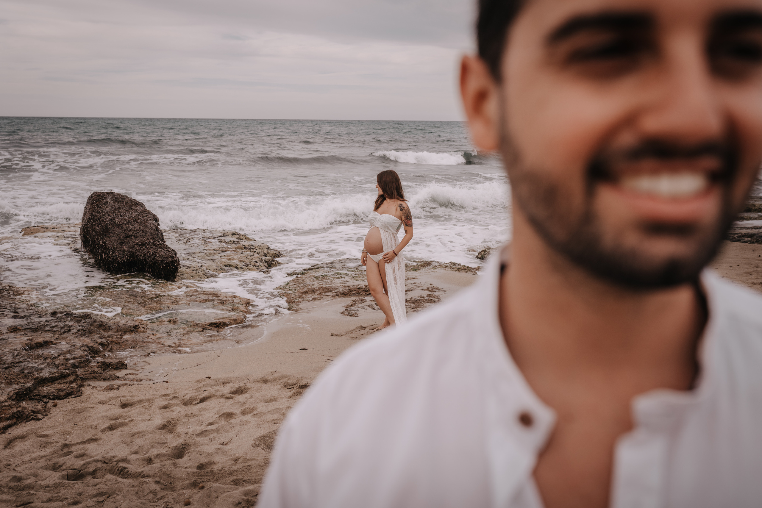 DIVIRTIENDOSE EN LA PLAYA. SPLASH Fotógrafo de bodas y familias en Palma de Mallorca | Mauricio Alcibar