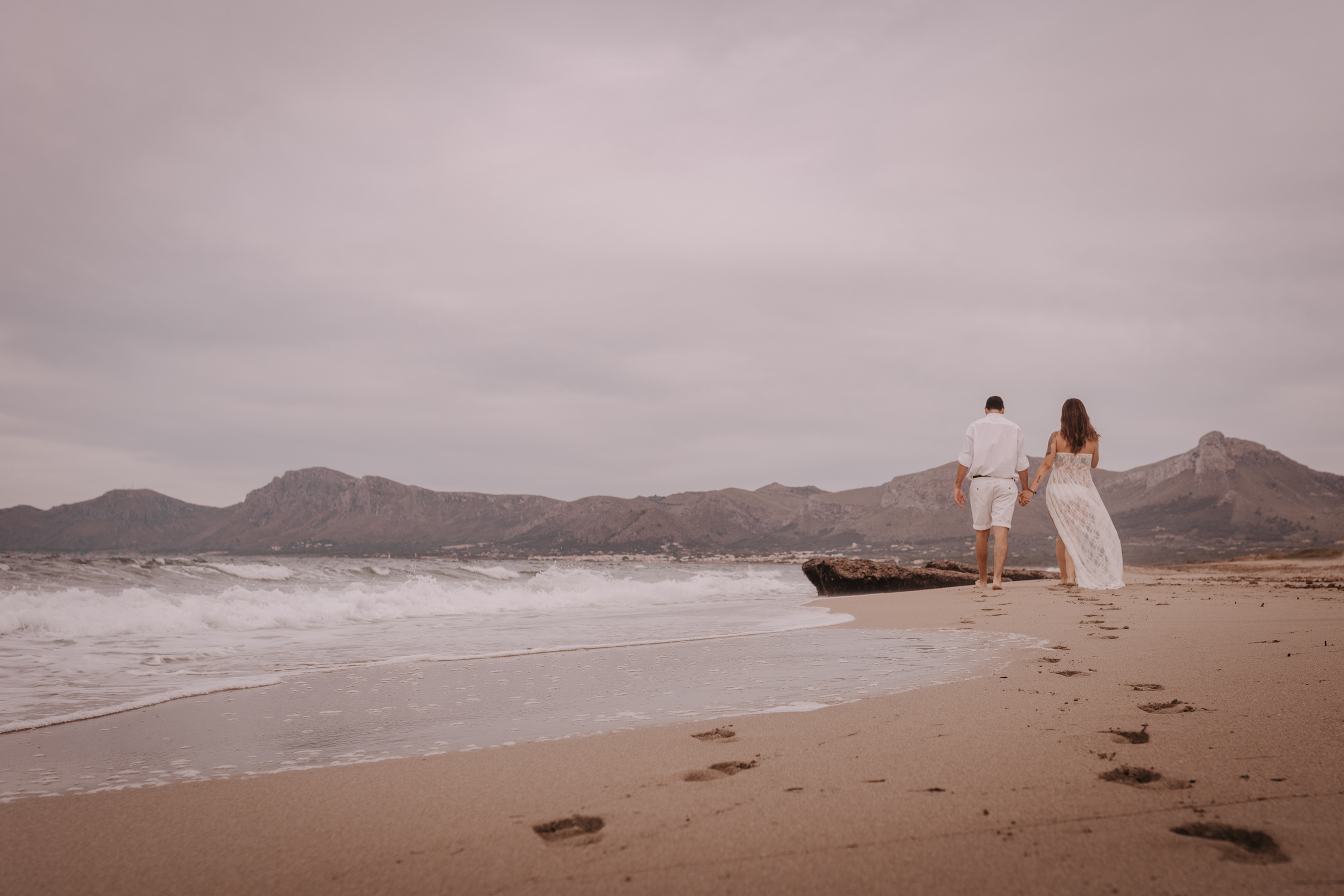 DIVIRTIENDOSE EN LA PLAYA. SPLASH Fotógrafo de bodas y familias en Palma de Mallorca | Mauricio Alcibar