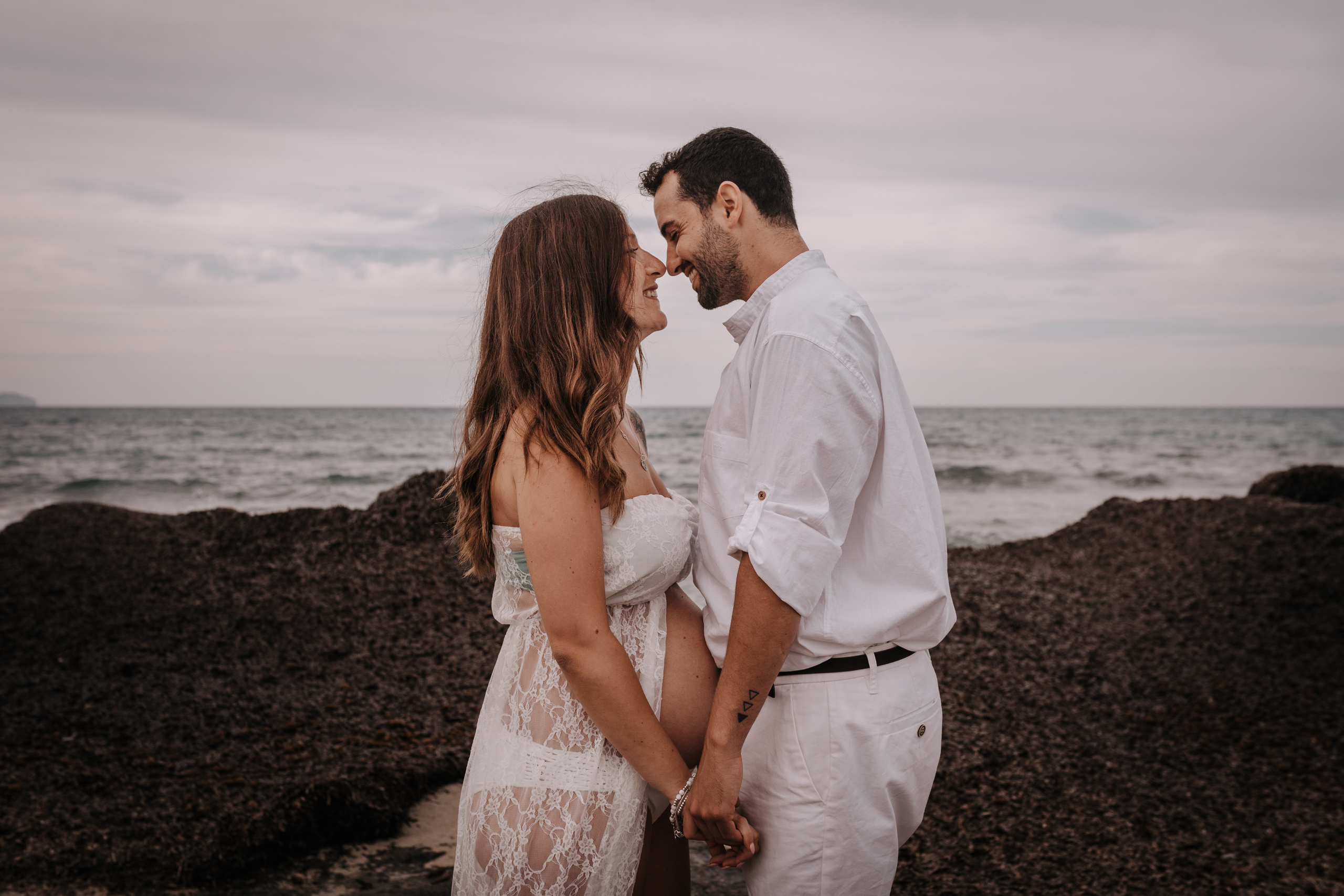 DIVIRTIENDOSE EN LA PLAYA. SPLASH Fotógrafo de bodas y familias en Palma de Mallorca | Mauricio Alcibar
