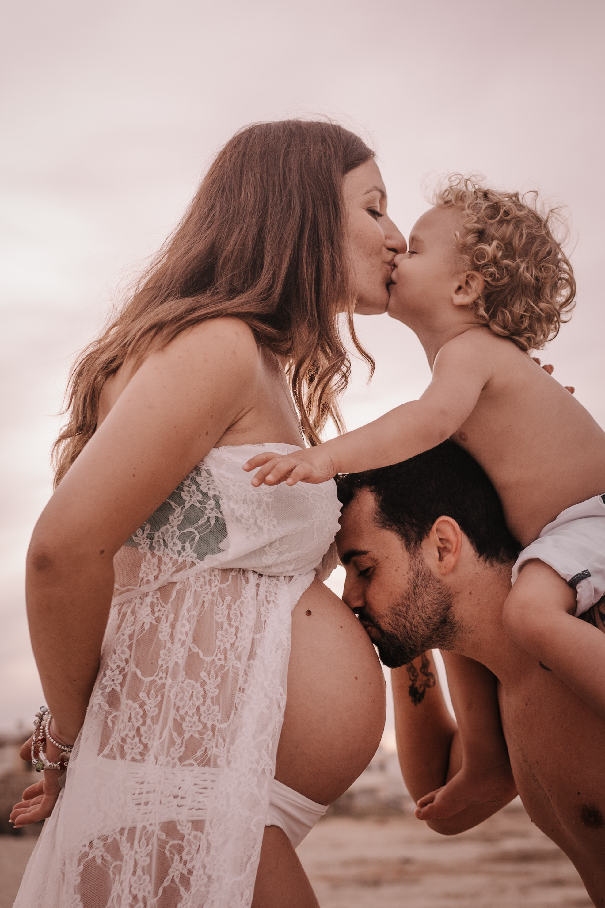 DIVIRTIENDOSE EN LA PLAYA. SPLASH Fotógrafo de bodas y familias en Palma de Mallorca | Mauricio Alcibar