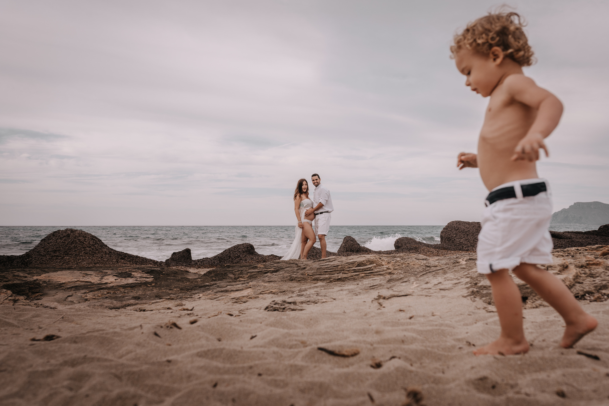 DIVIRTIENDOSE EN LA PLAYA. SPLASH Fotógrafo de bodas y familias en Palma de Mallorca | Mauricio Alcibar