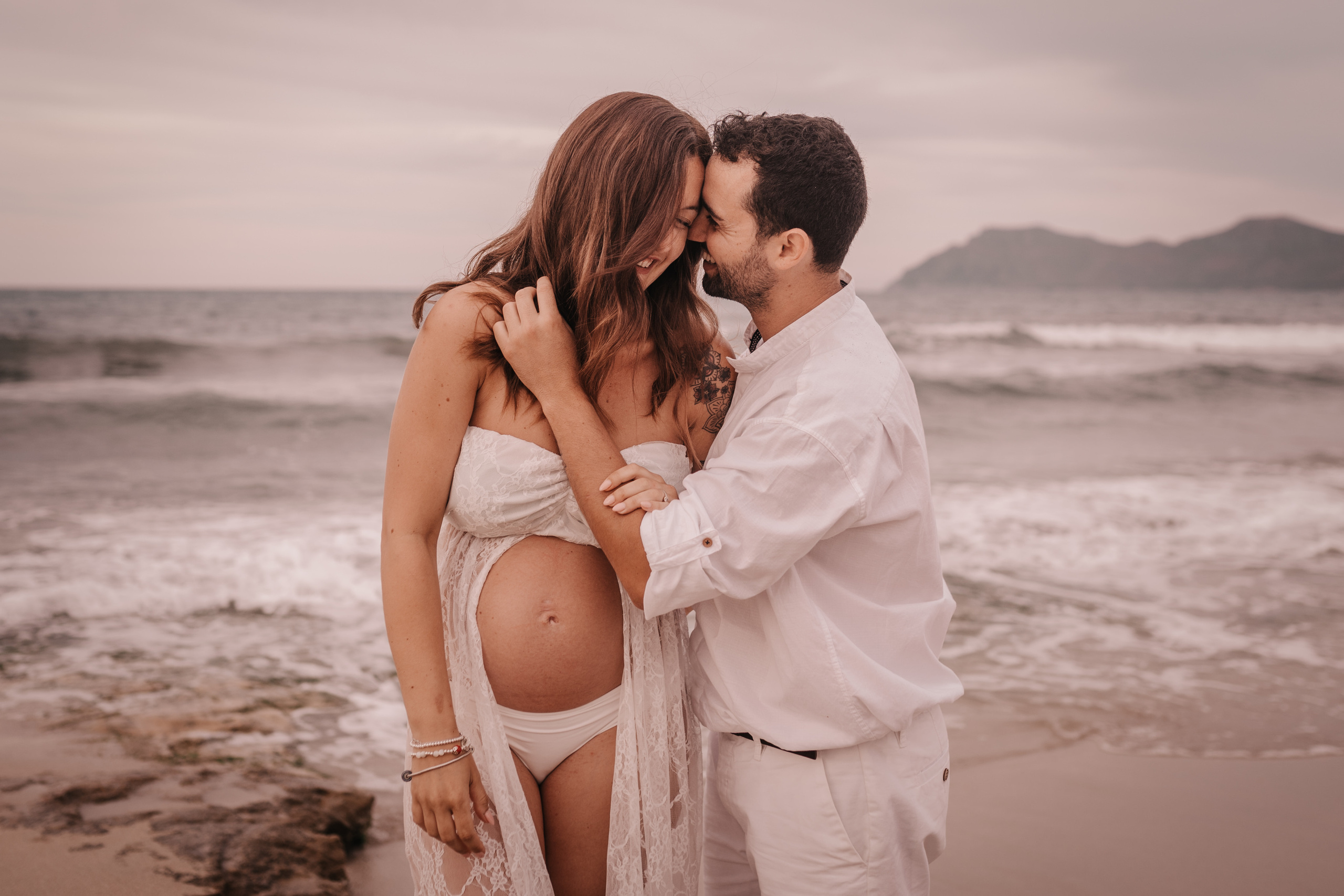 DIVIRTIENDOSE EN LA PLAYA. SPLASH Fotógrafo de bodas y familias en Palma de Mallorca | Mauricio Alcibar