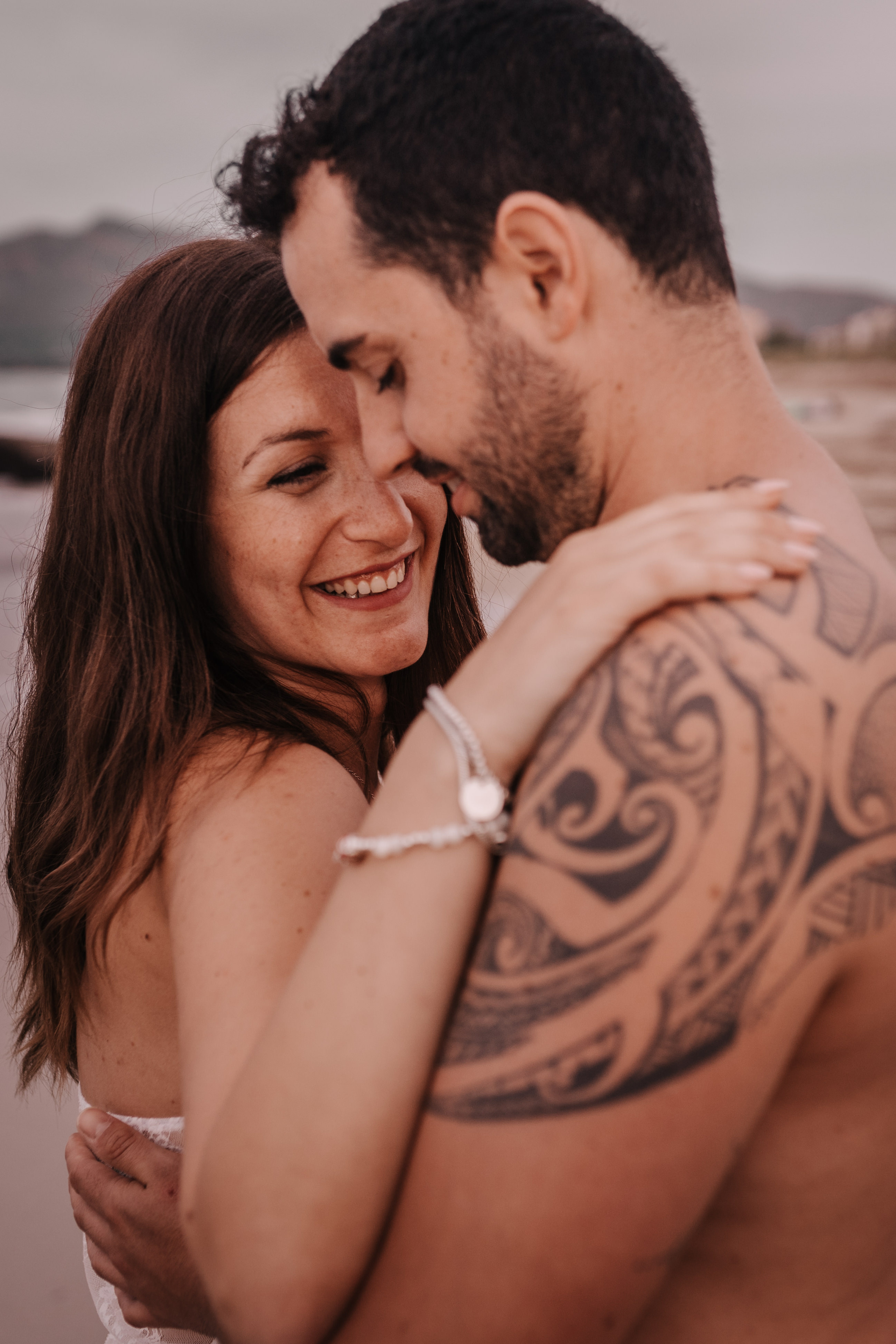 DIVIRTIENDOSE EN LA PLAYA. SPLASH Fotógrafo de bodas y familias en Palma de Mallorca | Mauricio Alcibar