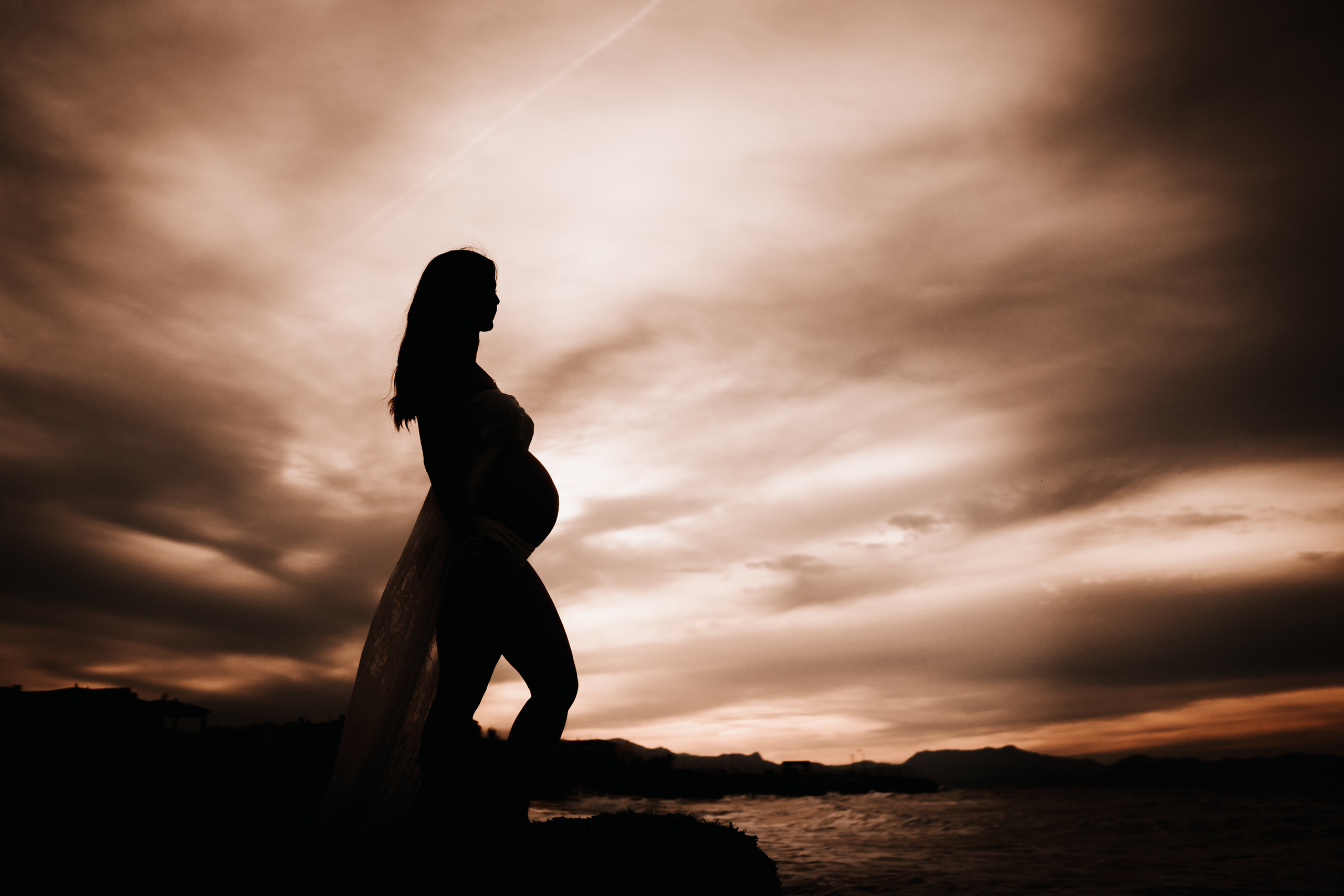 DIVIRTIENDOSE EN LA PLAYA. SPLASH Fotógrafo de bodas y familias en Palma de Mallorca | Mauricio Alcibar