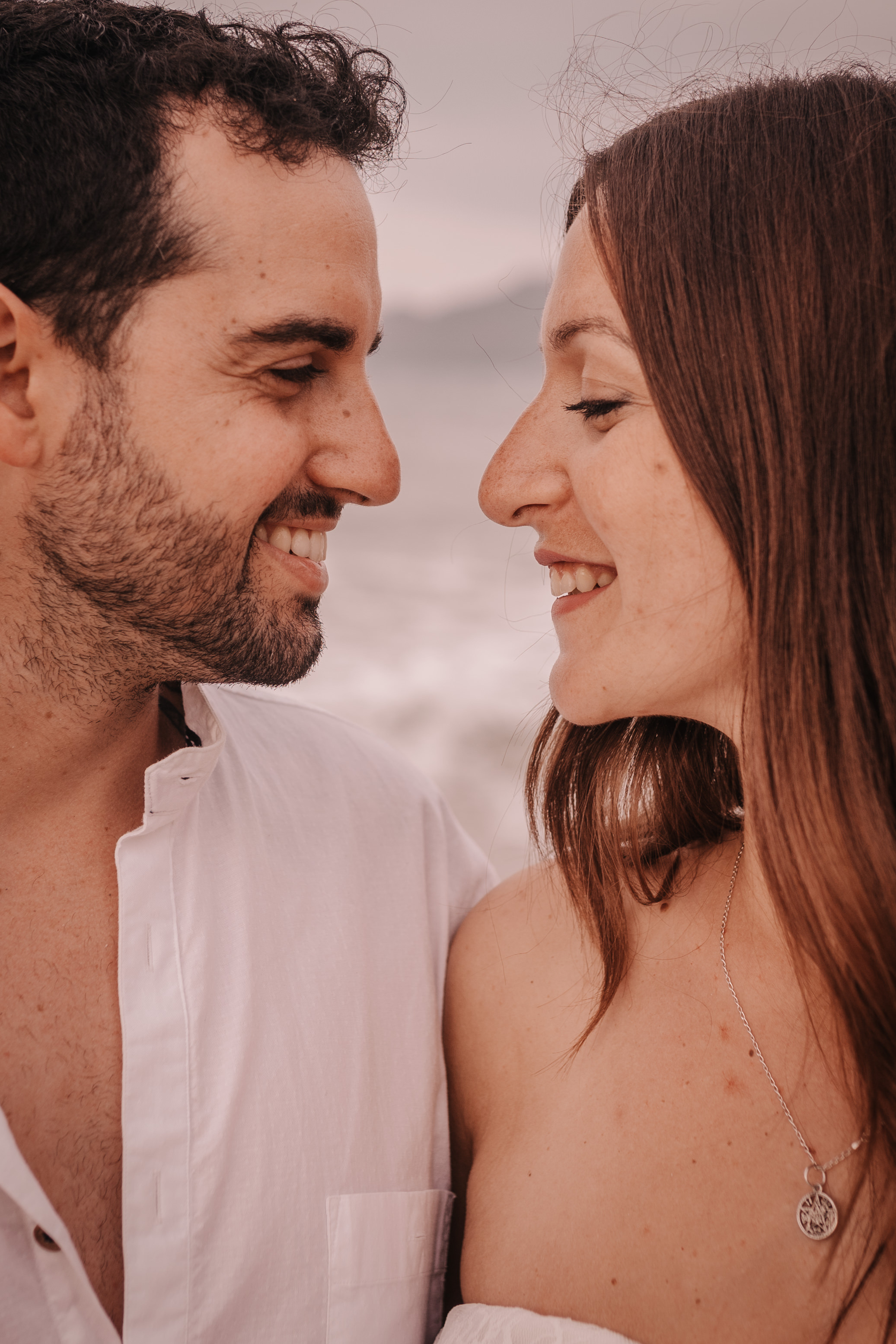DIVIRTIENDOSE EN LA PLAYA. SPLASH Fotógrafo de bodas y familias en Palma de Mallorca | Mauricio Alcibar
