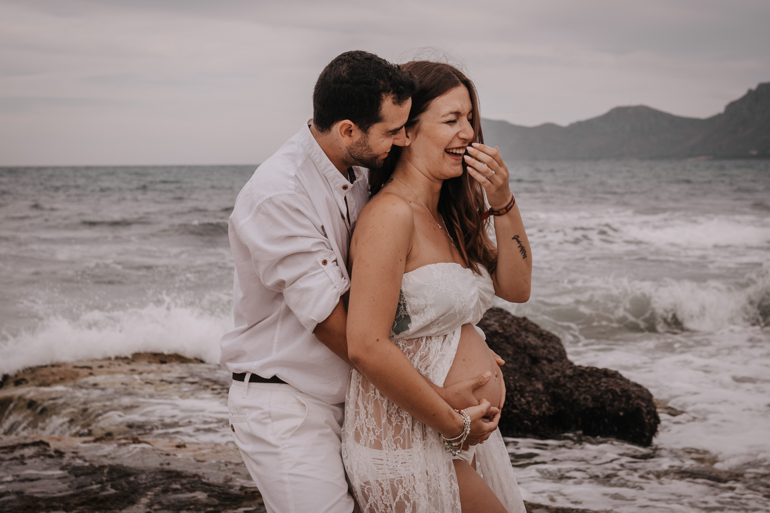 DIVIRTIENDOSE EN LA PLAYA. SPLASH Fotógrafo de bodas y familias en Palma de Mallorca | Mauricio Alcibar