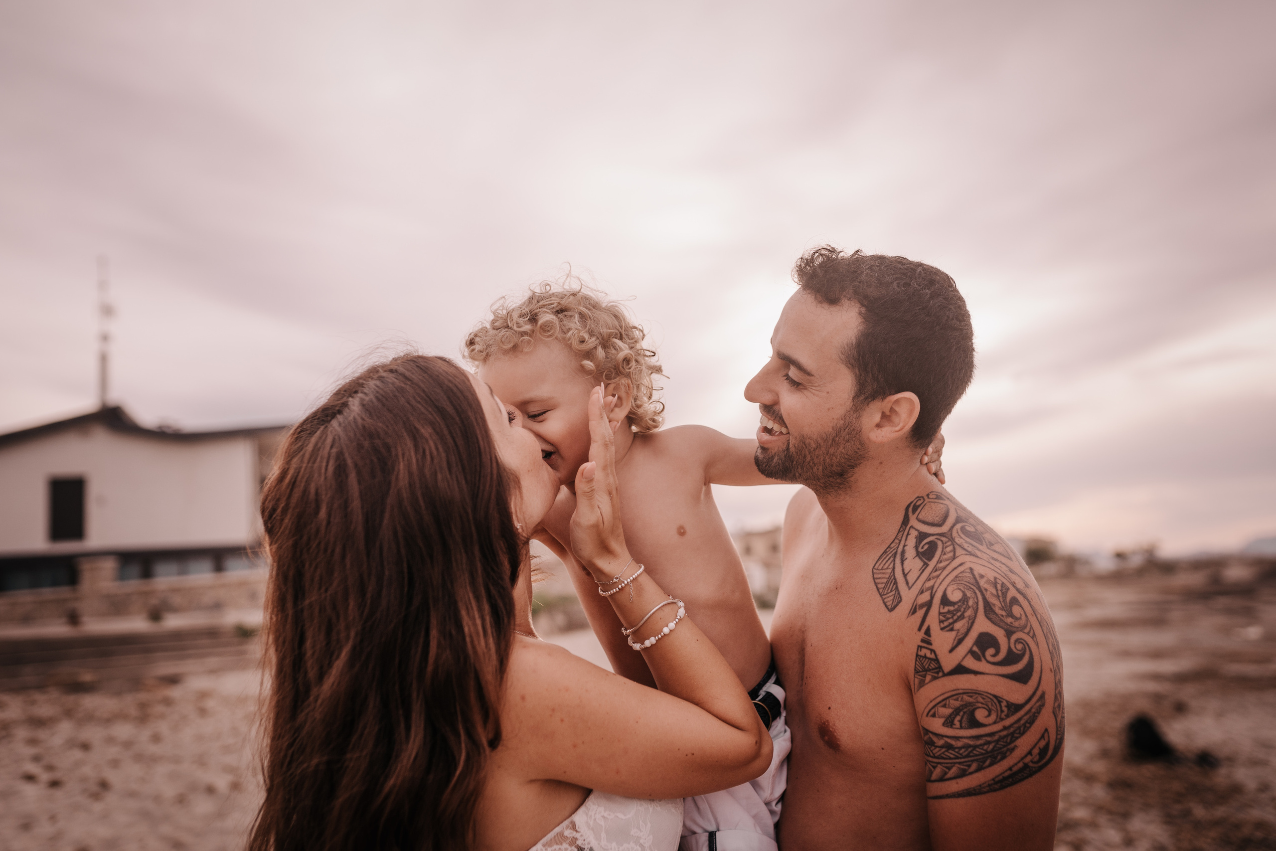DIVIRTIENDOSE EN LA PLAYA. SPLASH Fotógrafo de bodas y familias en Palma de Mallorca | Mauricio Alcibar