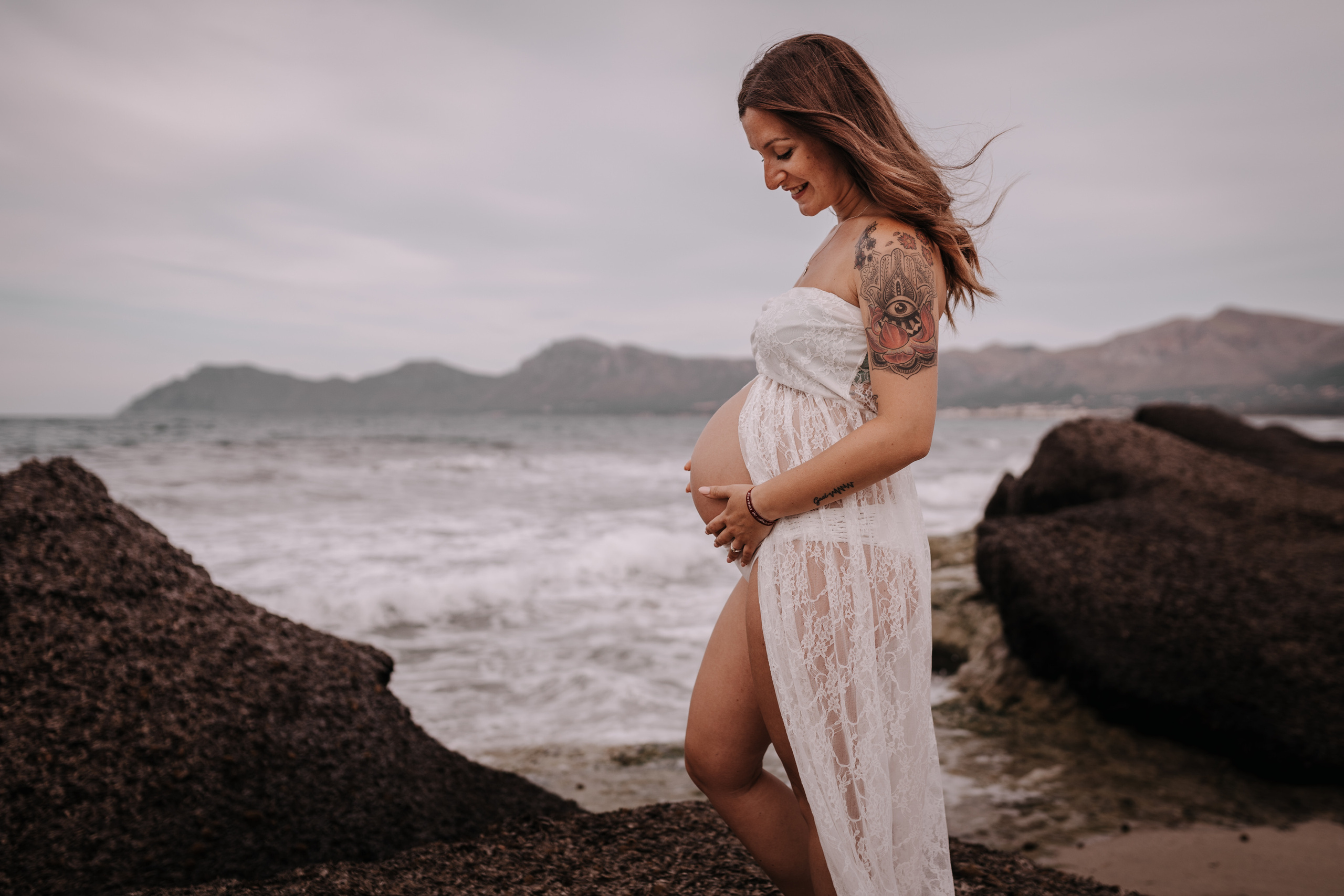 DIVIRTIENDOSE EN LA PLAYA. SPLASH Fotógrafo de bodas y familias en Palma de Mallorca | Mauricio Alcibar