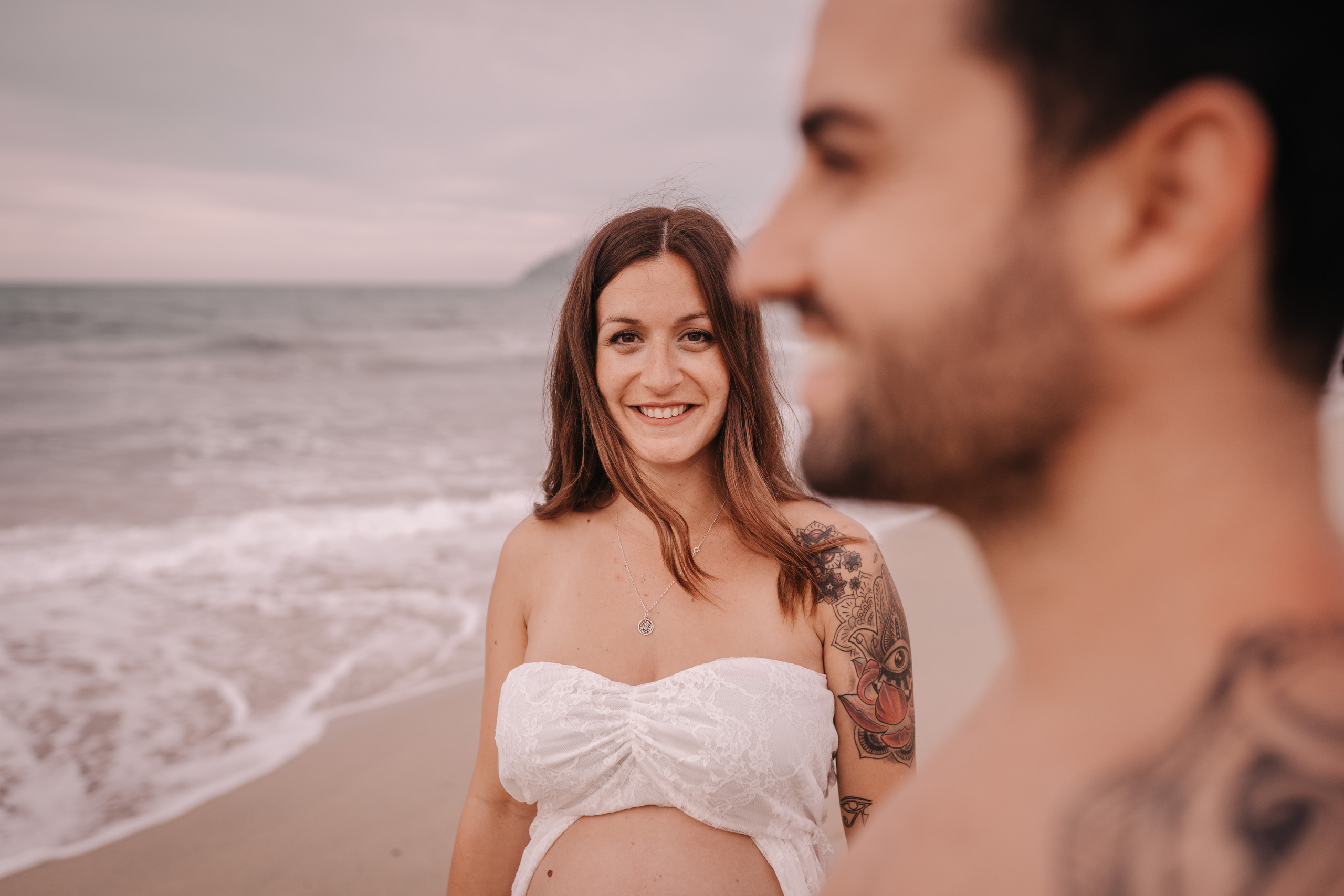 DIVIRTIENDOSE EN LA PLAYA. SPLASH Fotógrafo de bodas y familias en Palma de Mallorca | Mauricio Alcibar