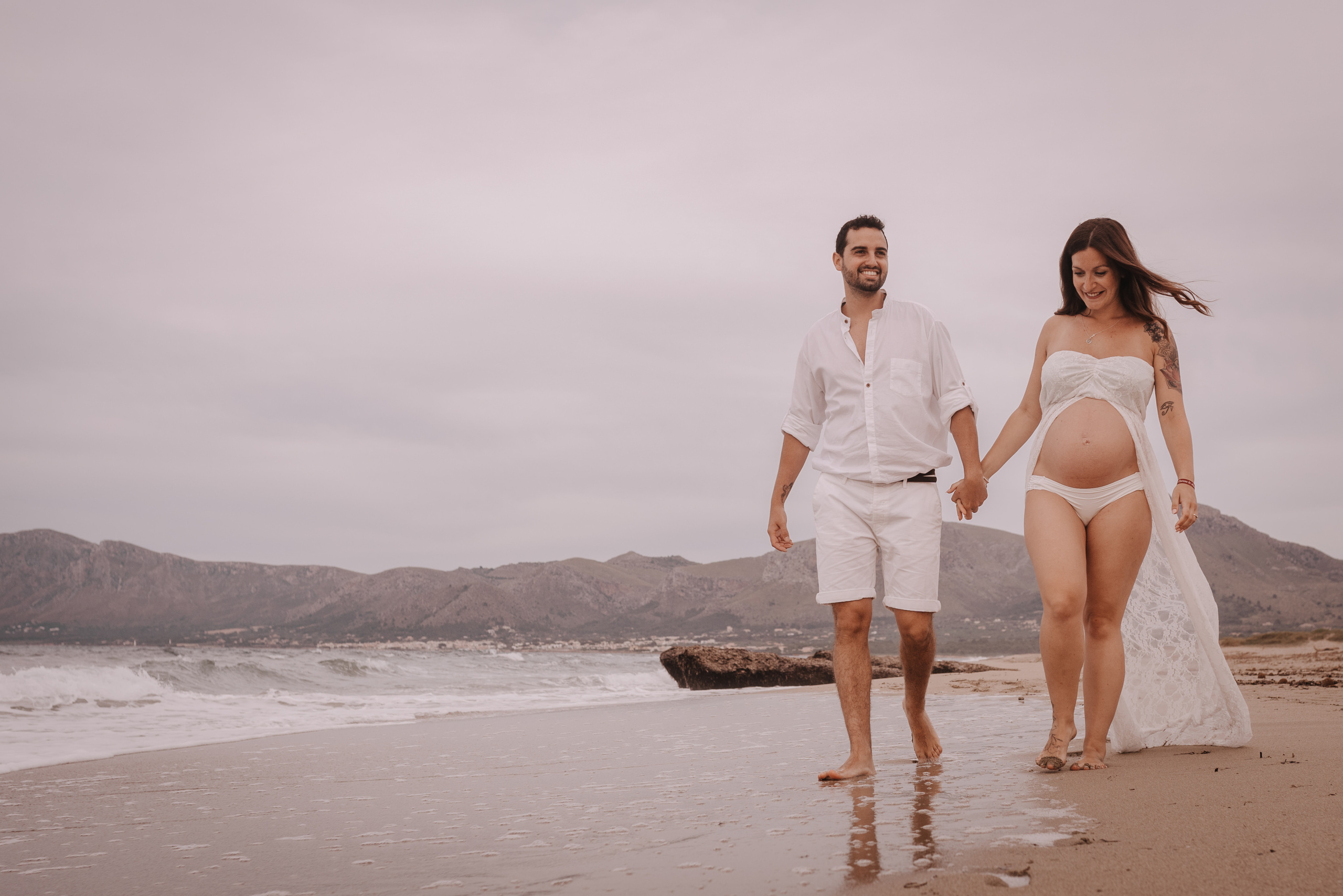 DIVIRTIENDOSE EN LA PLAYA. SPLASH Fotógrafo de bodas y familias en Palma de Mallorca | Mauricio Alcibar