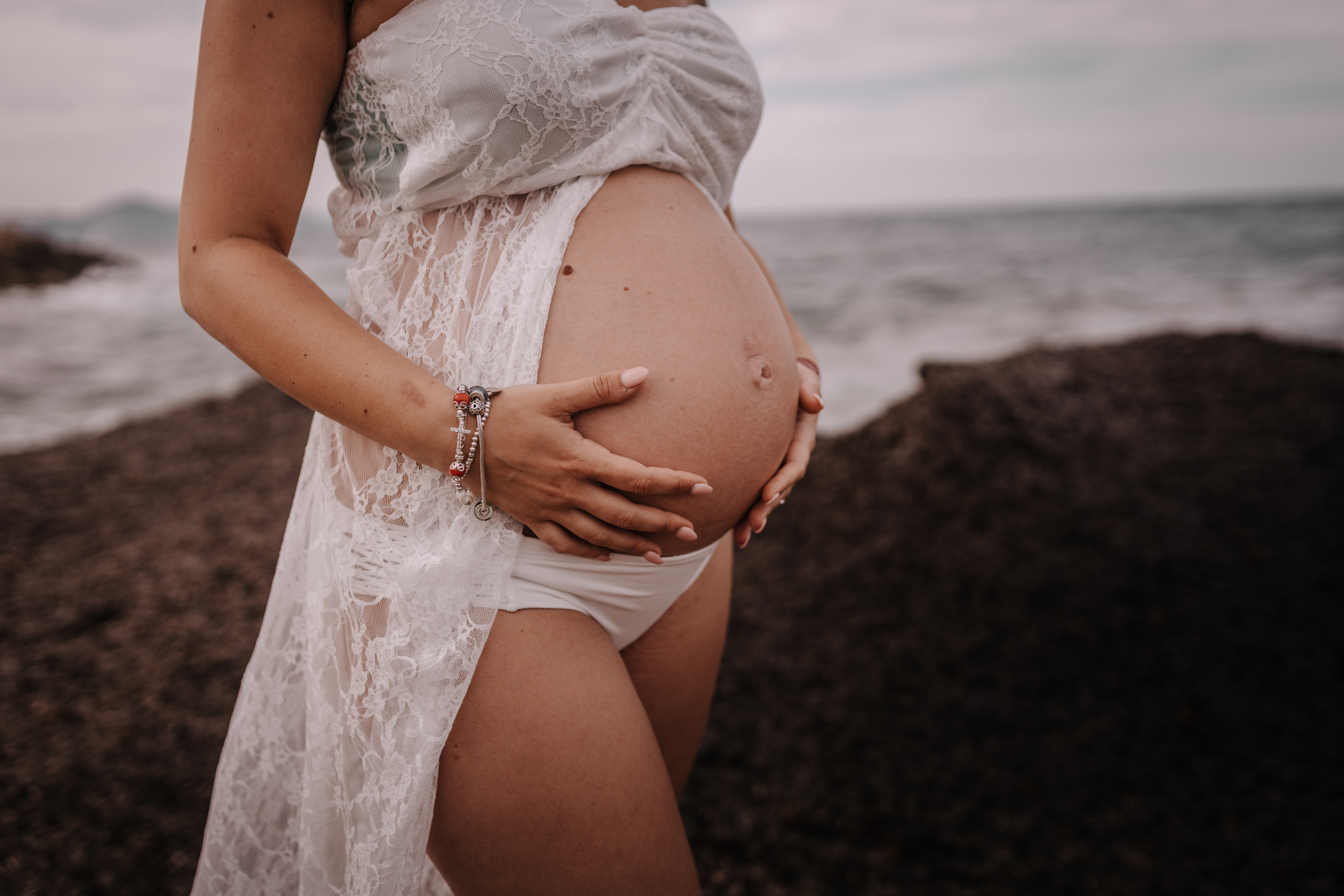 DIVIRTIENDOSE EN LA PLAYA. SPLASH Fotógrafo de bodas y familias en Palma de Mallorca | Mauricio Alcibar