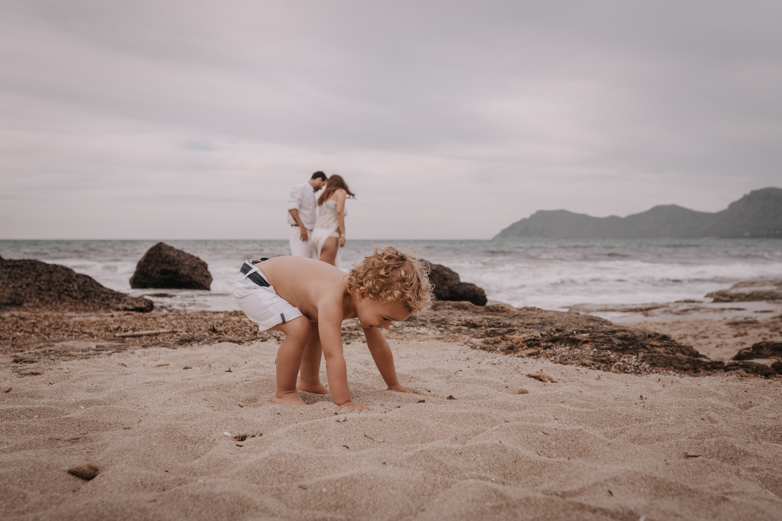 DIVIRTIENDOSE EN LA PLAYA. SPLASH Fotógrafo de bodas y familias en Palma de Mallorca | Mauricio Alcibar