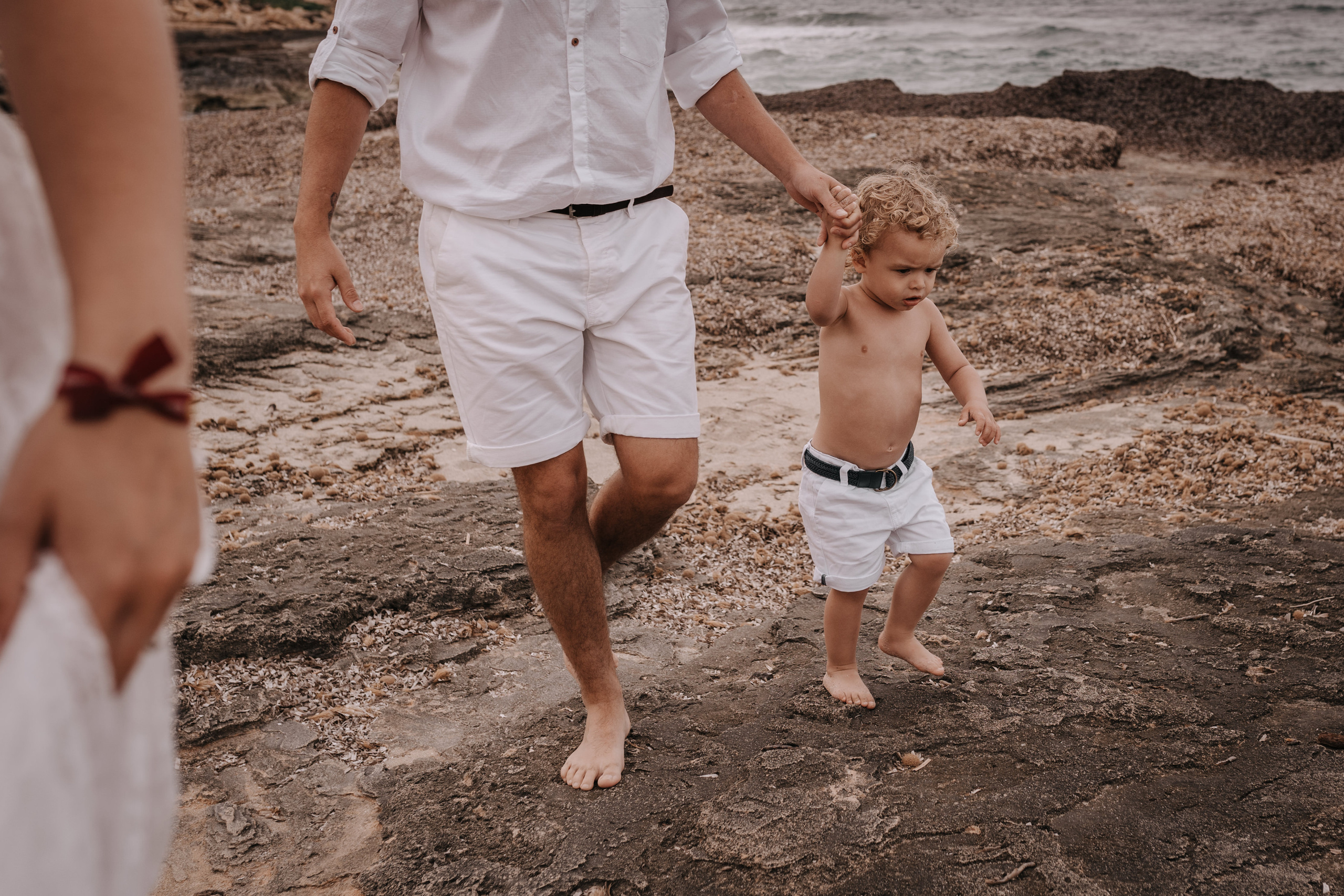 DIVIRTIENDOSE EN LA PLAYA. SPLASH Fotógrafo de bodas y familias en Palma de Mallorca | Mauricio Alcibar