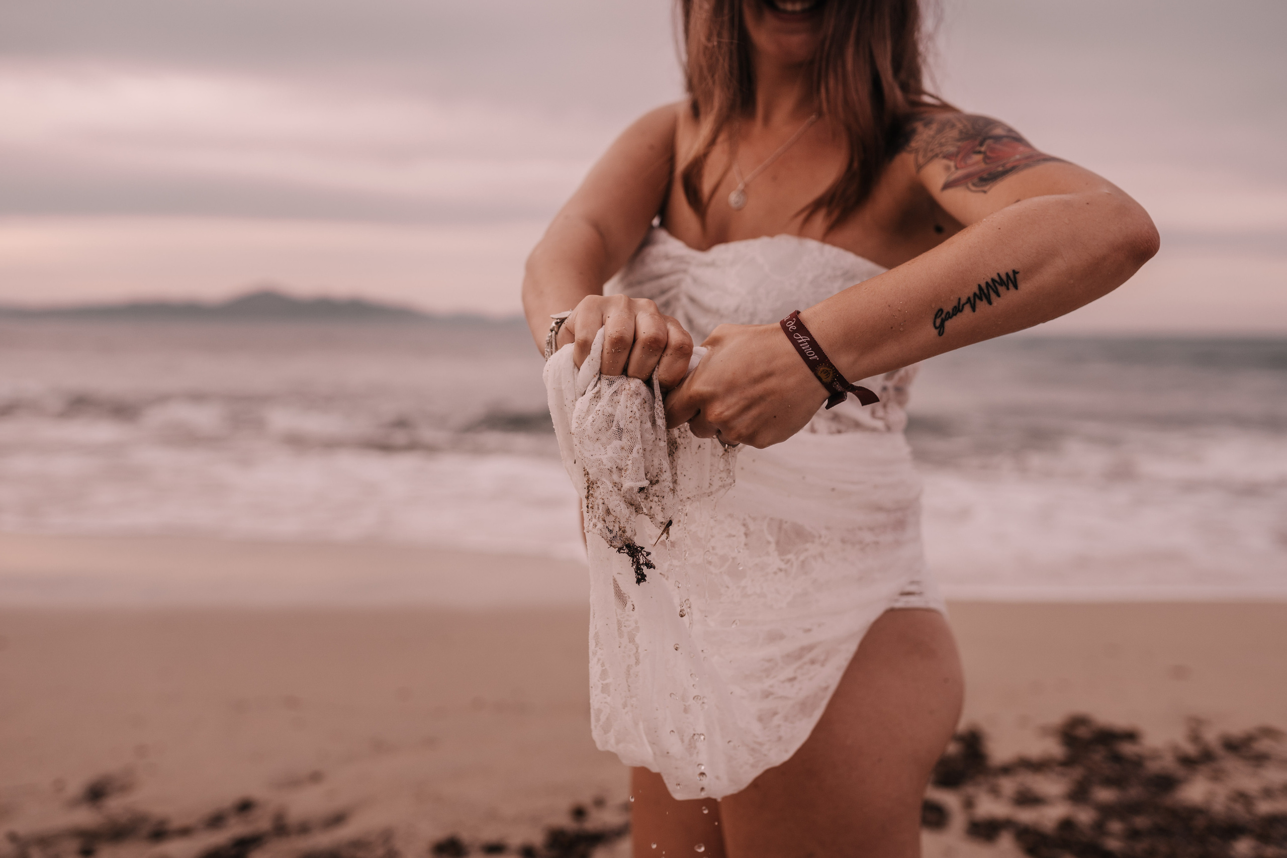 DIVIRTIENDOSE EN LA PLAYA. SPLASH Fotógrafo de bodas y familias en Palma de Mallorca | Mauricio Alcibar