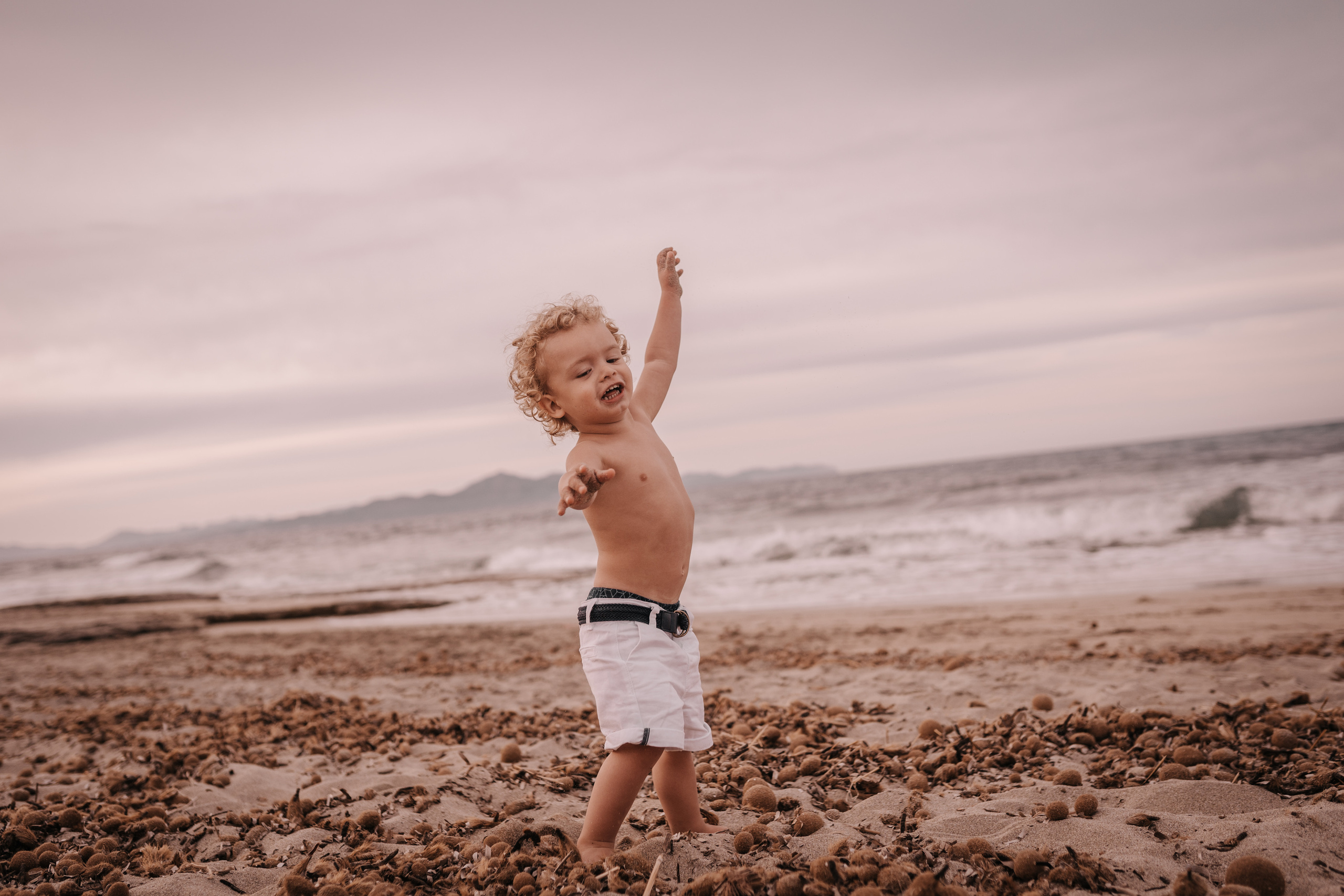 DIVIRTIENDOSE EN LA PLAYA. SPLASH Fotógrafo de bodas y familias en Palma de Mallorca | Mauricio Alcibar