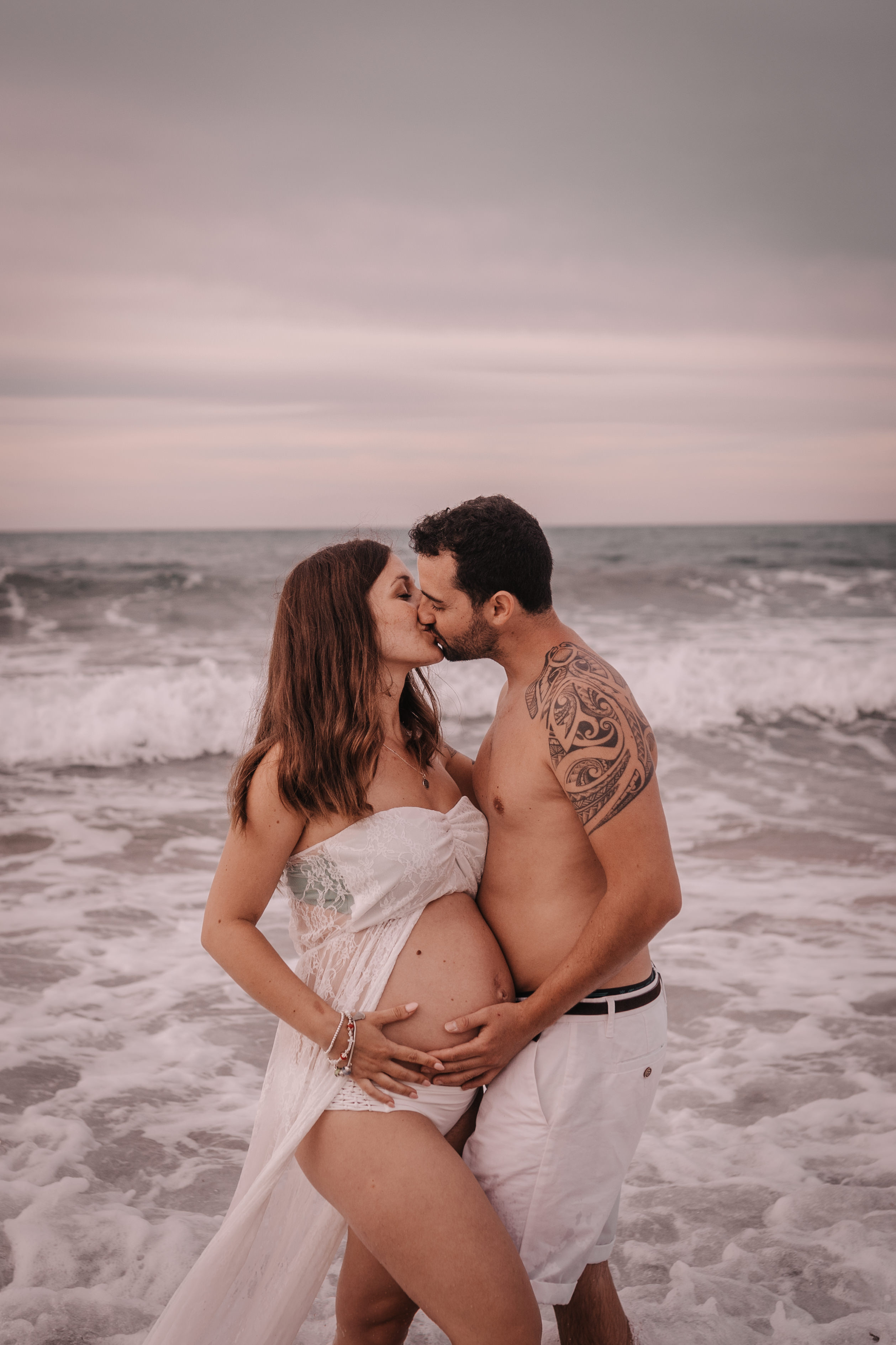 DIVIRTIENDOSE EN LA PLAYA. SPLASH Fotógrafo de bodas y familias en Palma de Mallorca | Mauricio Alcibar