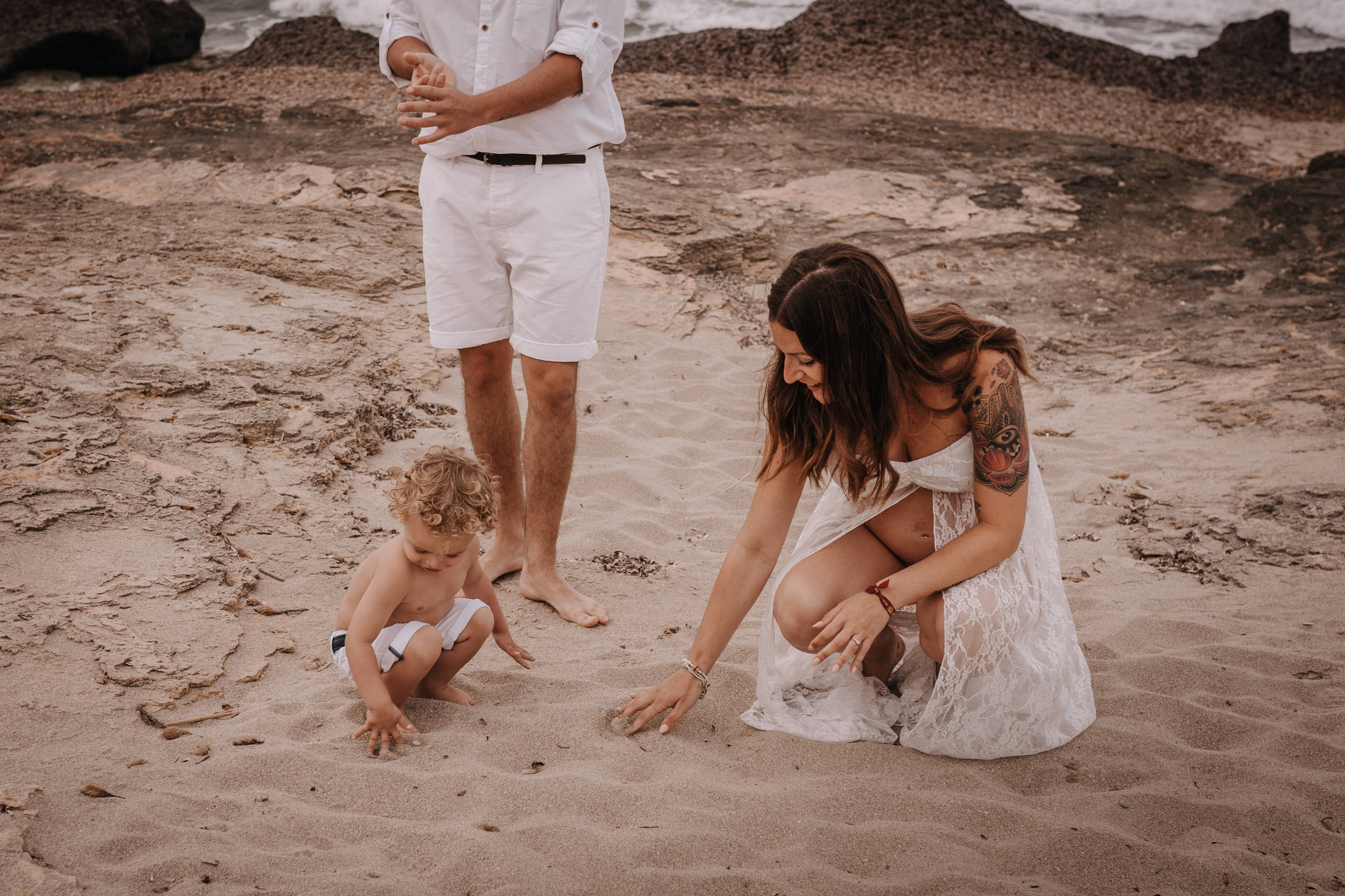 DIVIRTIENDOSE EN LA PLAYA. SPLASH Fotógrafo de bodas y familias en Palma de Mallorca | Mauricio Alcibar