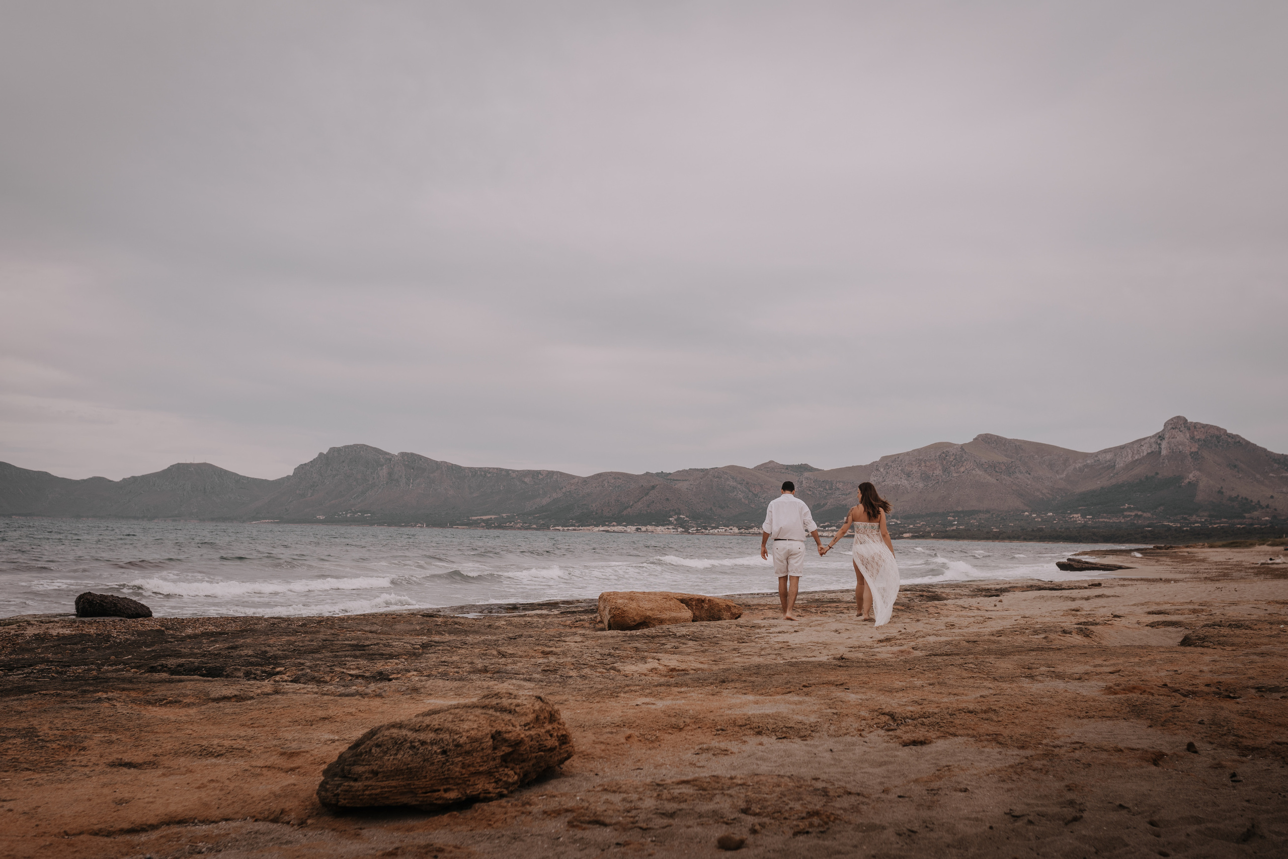 DIVIRTIENDOSE EN LA PLAYA. SPLASH Fotógrafo de bodas y familias en Palma de Mallorca | Mauricio Alcibar