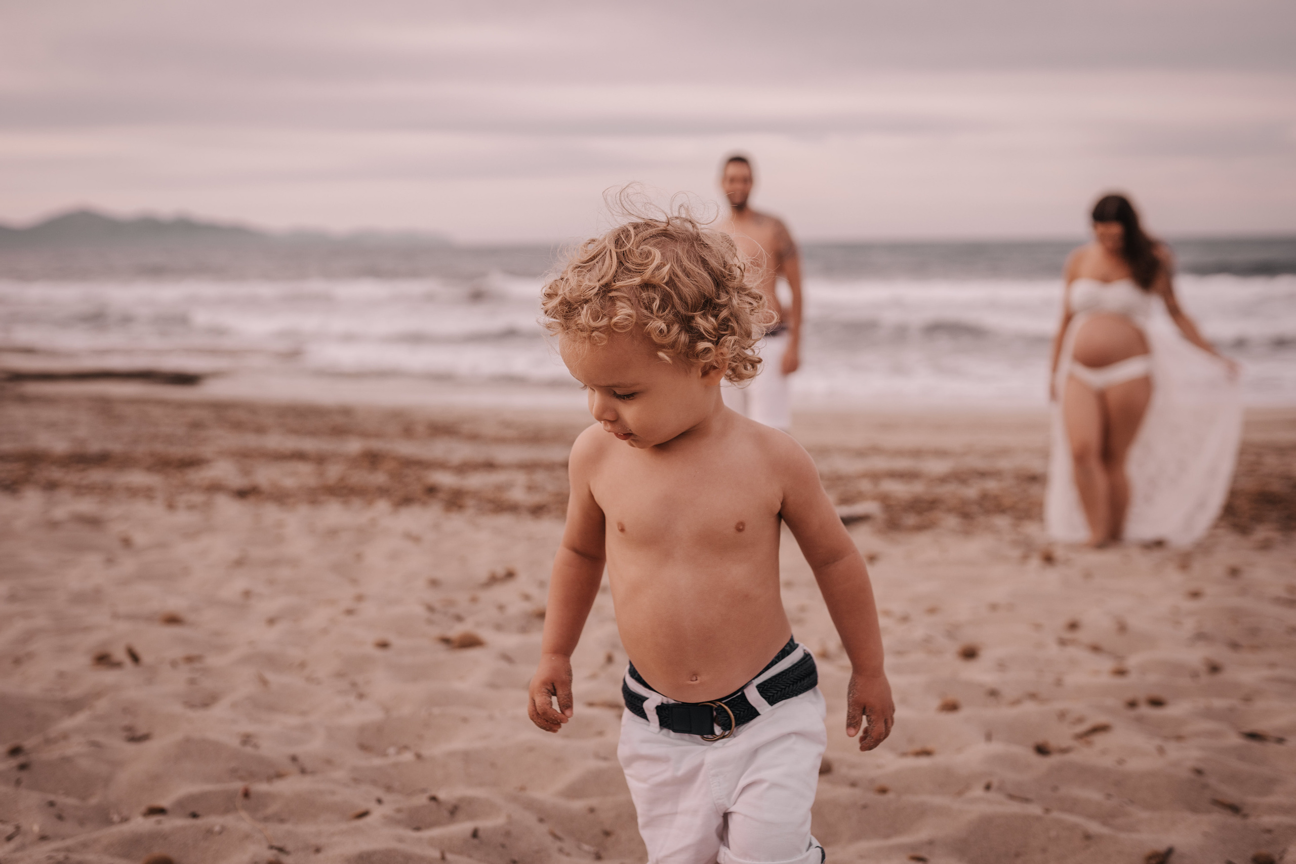 DIVIRTIENDOSE EN LA PLAYA. SPLASH Fotógrafo de bodas y familias en Palma de Mallorca | Mauricio Alcibar