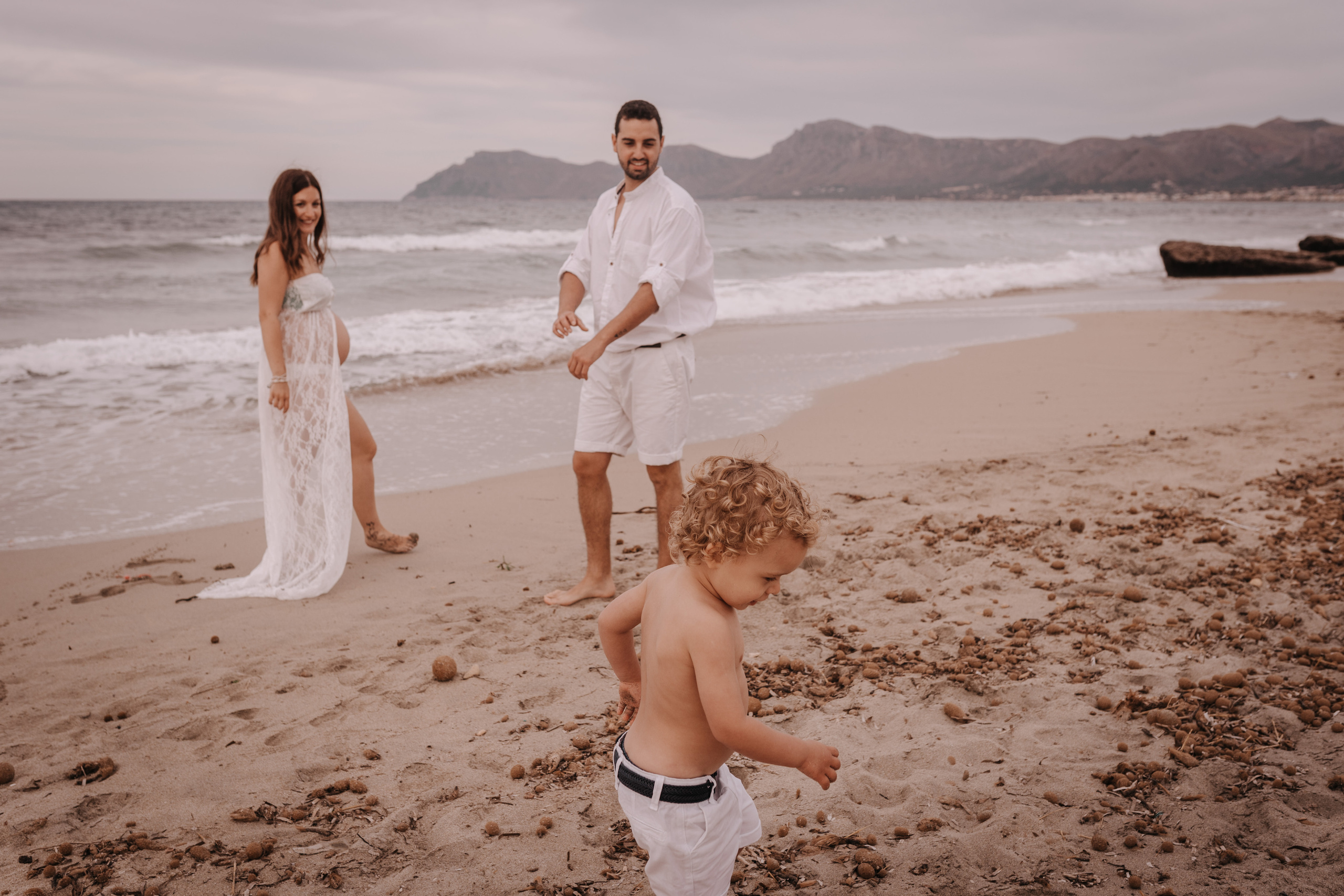 DIVIRTIENDOSE EN LA PLAYA. SPLASH Fotógrafo de bodas y familias en Palma de Mallorca | Mauricio Alcibar