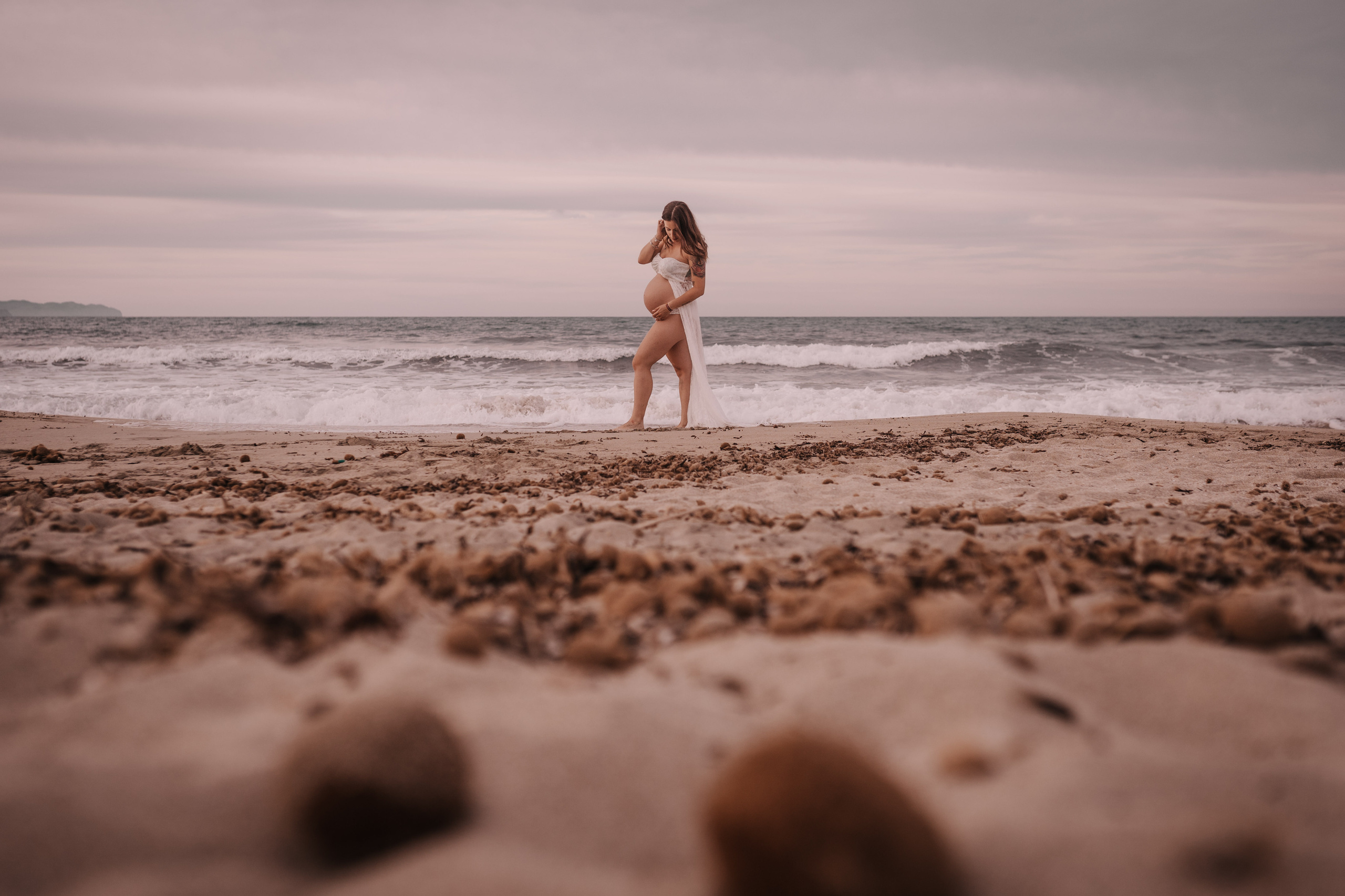 DIVIRTIENDOSE EN LA PLAYA. SPLASH Fotógrafo de bodas y familias en Palma de Mallorca | Mauricio Alcibar