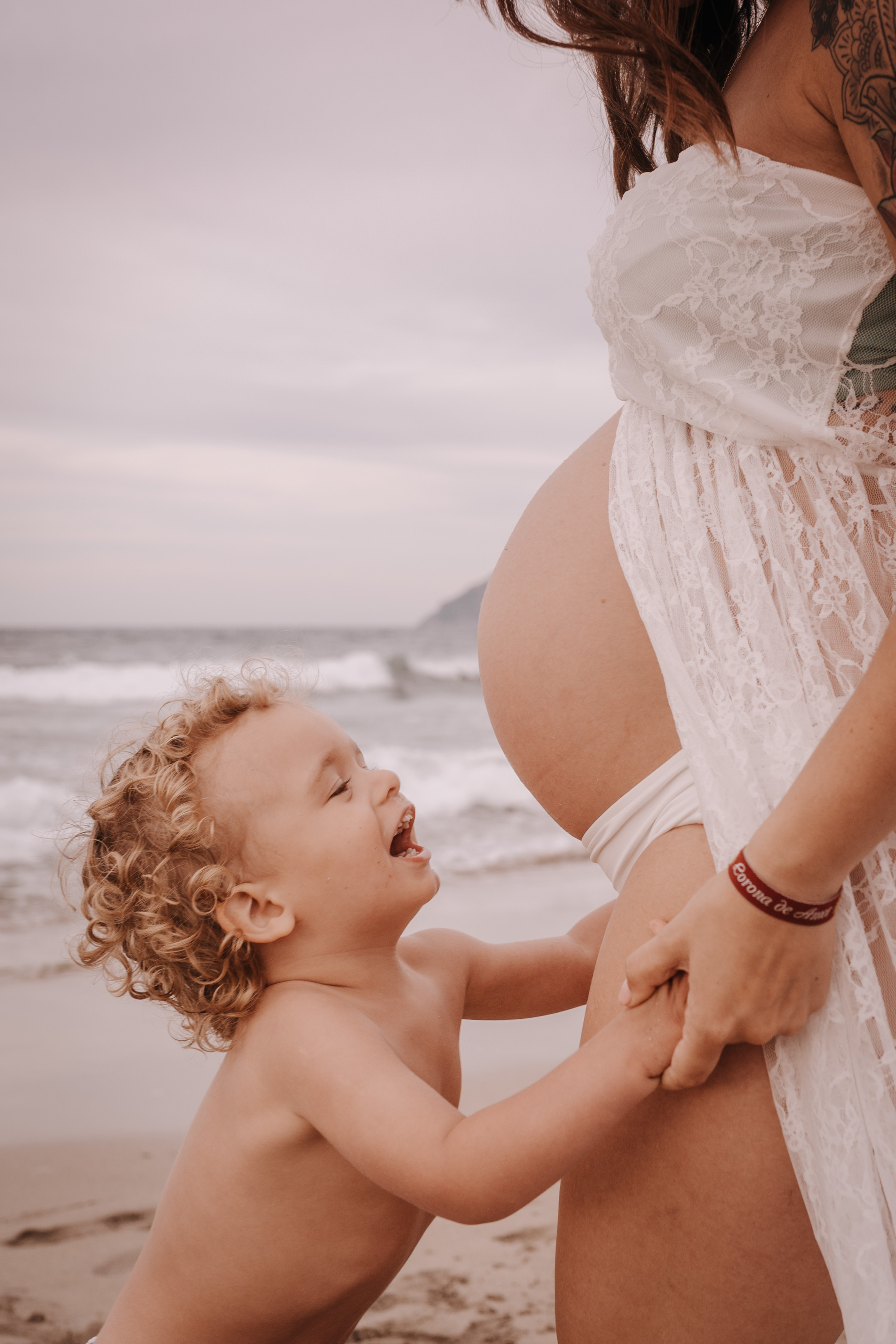 DIVIRTIENDOSE EN LA PLAYA. SPLASH Fotógrafo de bodas y familias en Palma de Mallorca | Mauricio Alcibar