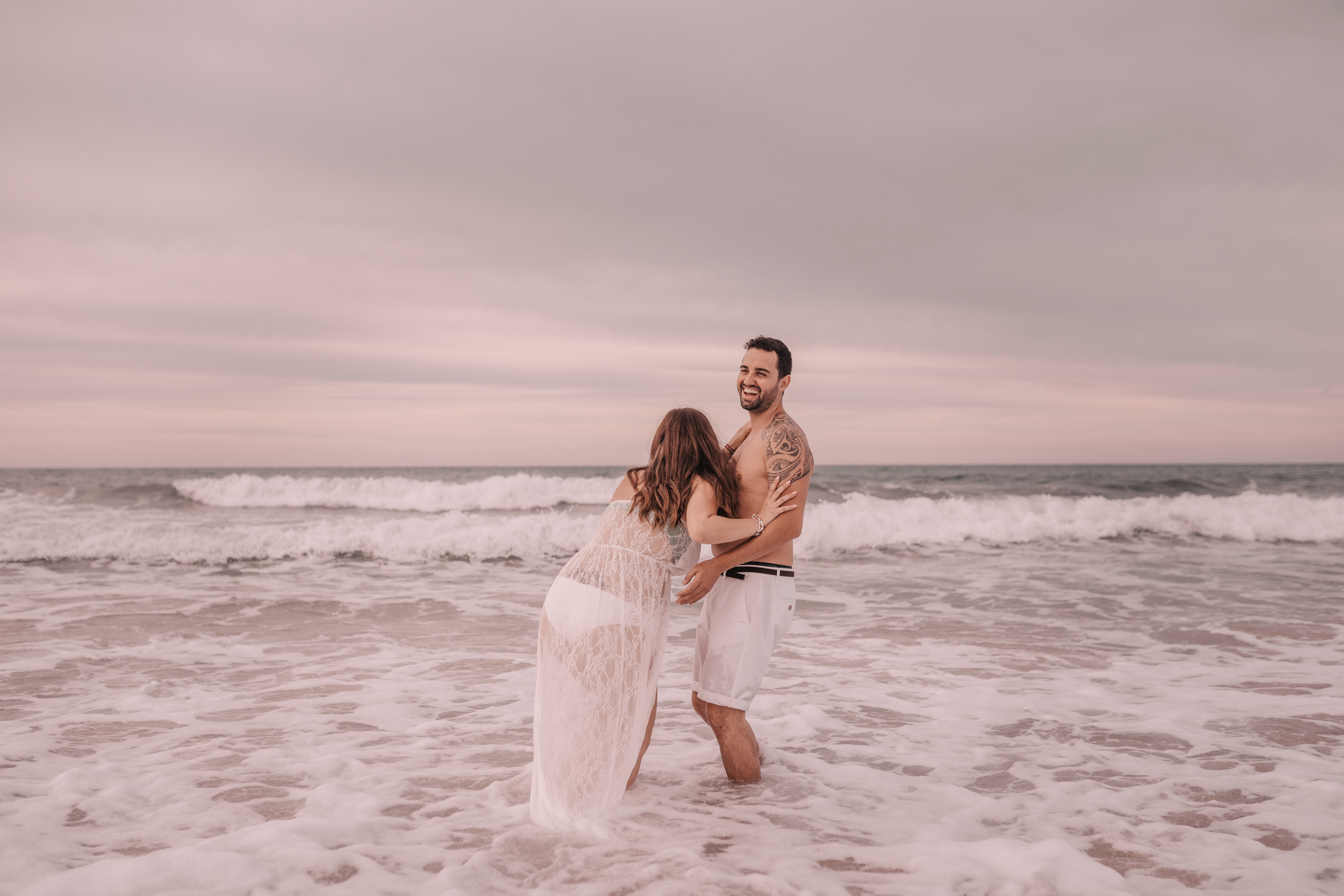DIVIRTIENDOSE EN LA PLAYA. SPLASH Fotógrafo de bodas y familias en Palma de Mallorca | Mauricio Alcibar
