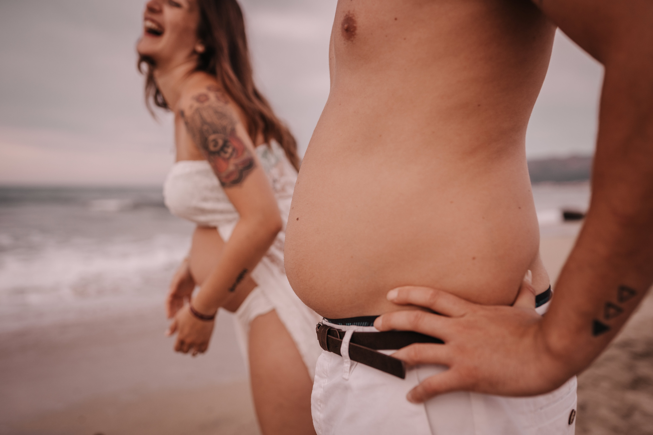 DIVIRTIENDOSE EN LA PLAYA. SPLASH Fotógrafo de bodas y familias en Palma de Mallorca | Mauricio Alcibar