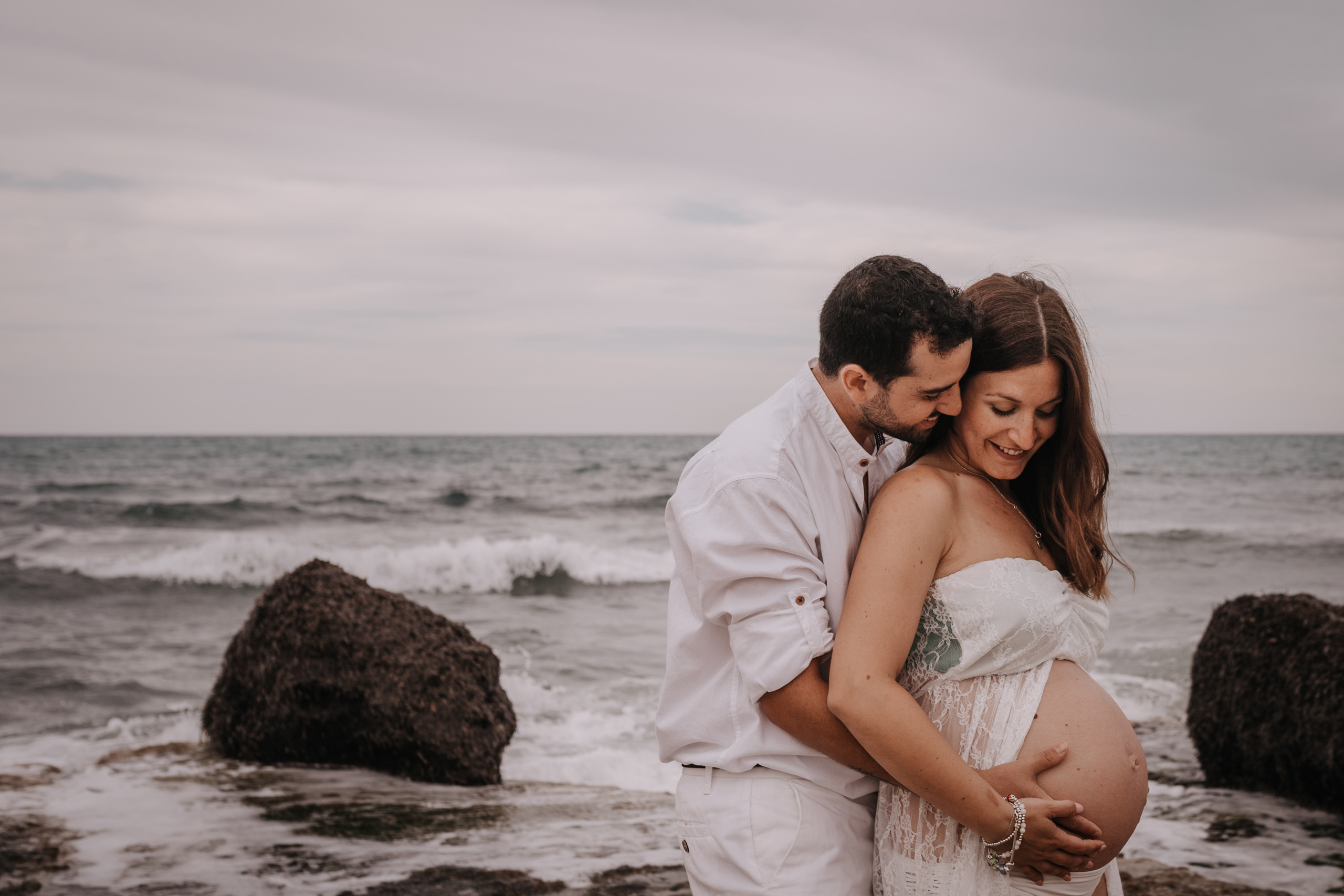 DIVIRTIENDOSE EN LA PLAYA. SPLASH Fotógrafo de bodas y familias en Palma de Mallorca | Mauricio Alcibar
